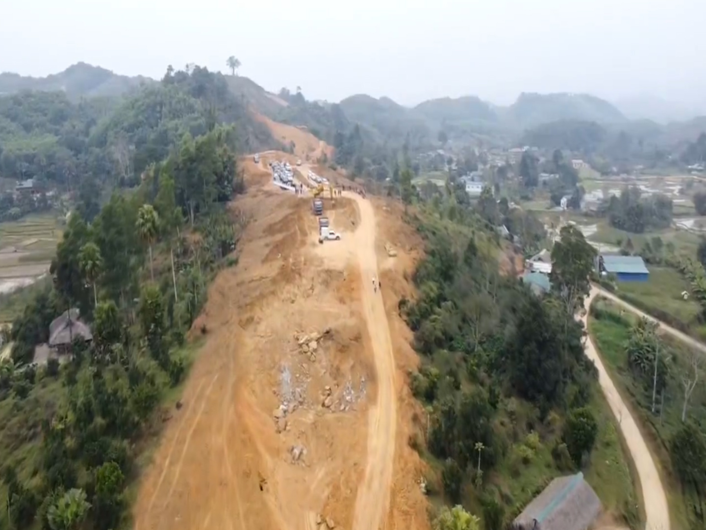 Rộn tiếng m&aacute;y tr&ecirc;n c&ocirc;ng trường cao tốc Tuy&ecirc;n Quang - H&agrave; Giang ngay đầu năm mới- Ảnh 4.