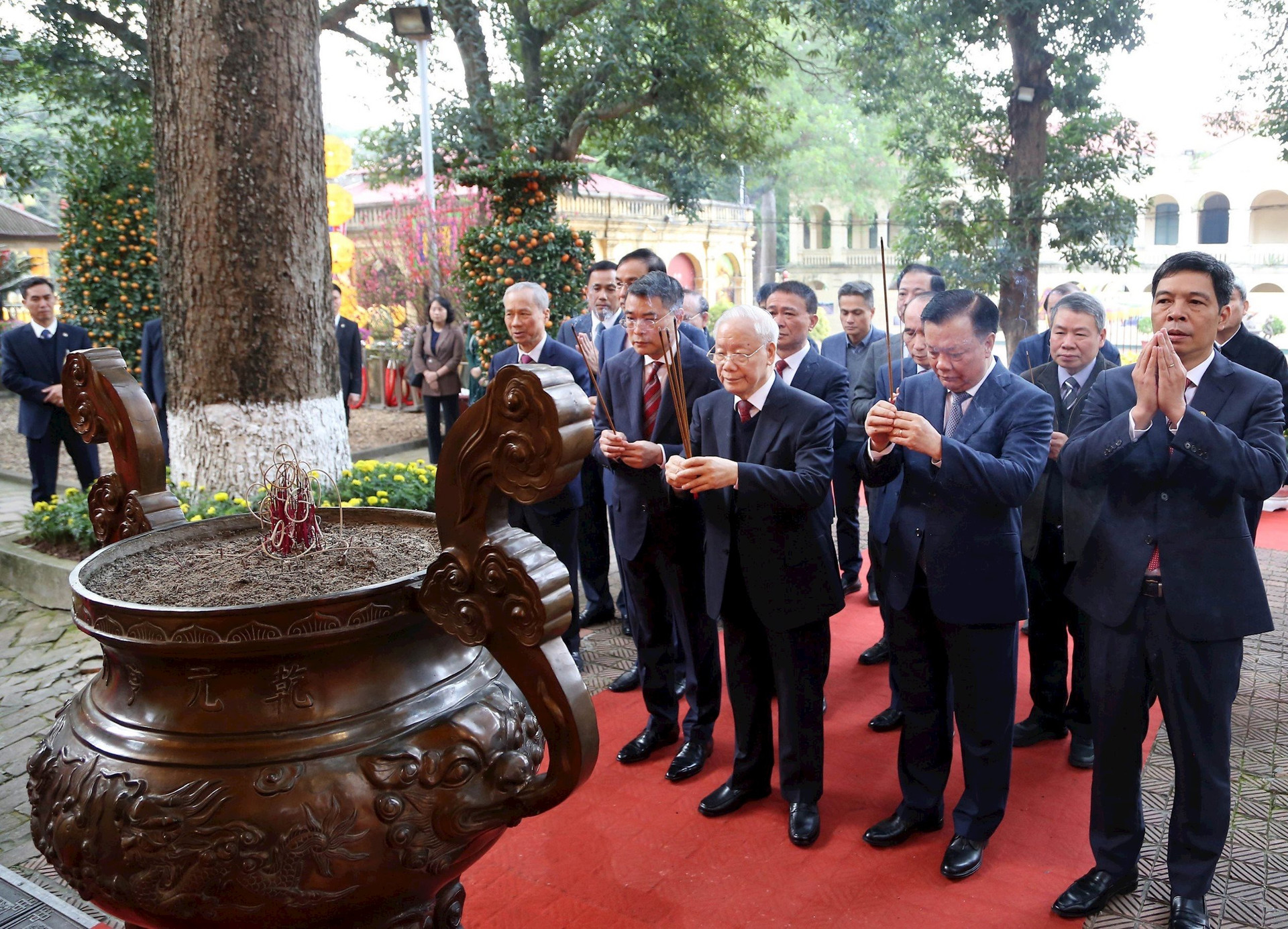 Tổng b&iacute; thư Nguyễn Ph&uacute; Trọng d&acirc;ng hương tại Ho&agrave;ng th&agrave;nh Thăng Long- Ảnh 1.