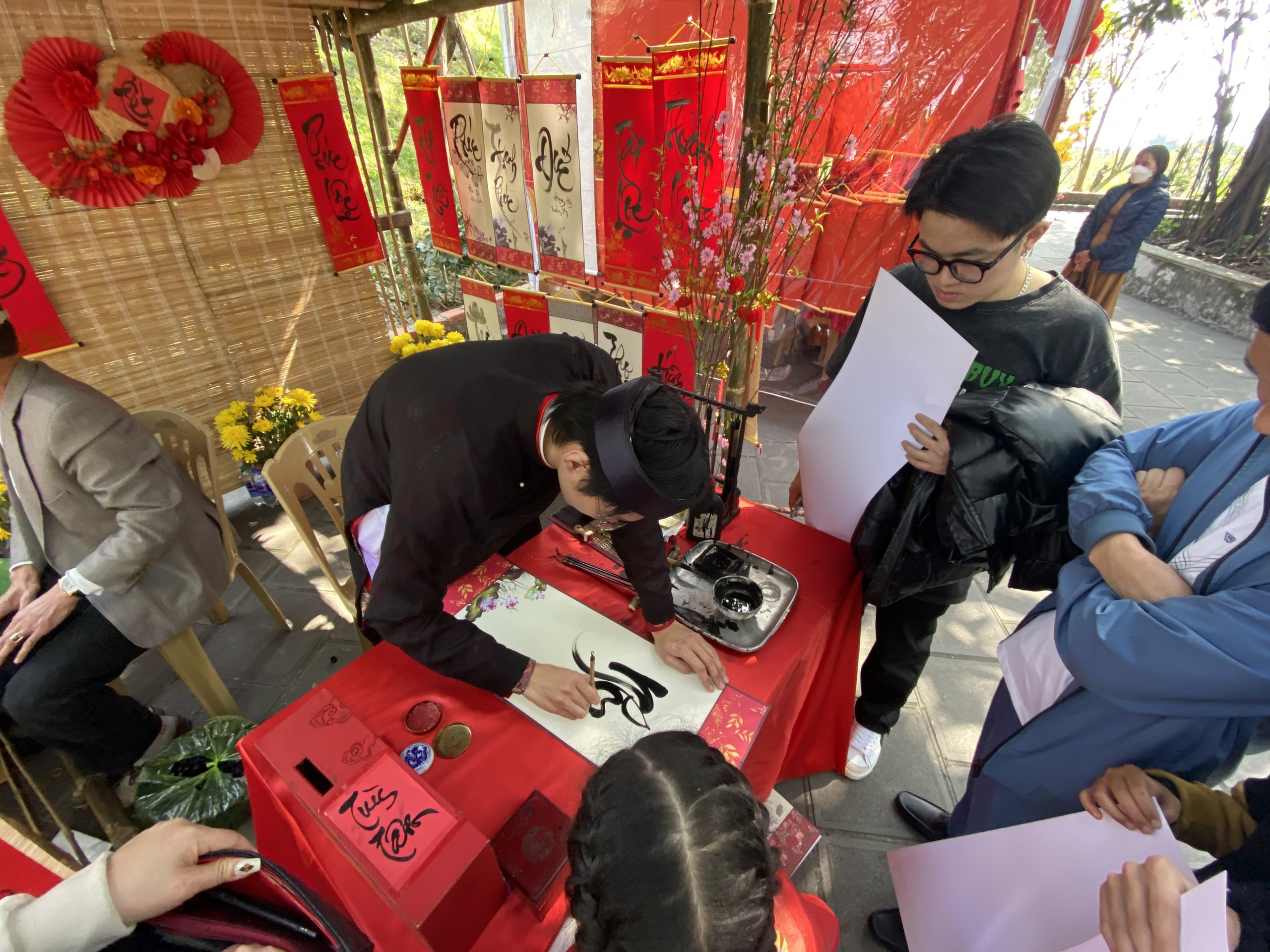 Du kh&aacute;ch chen ch&acirc;n l&ecirc;n Y&ecirc;n Tử, xu&ocirc;i đền Cửa &Ocirc;ng ng&agrave;y đầu năm- Ảnh 2.