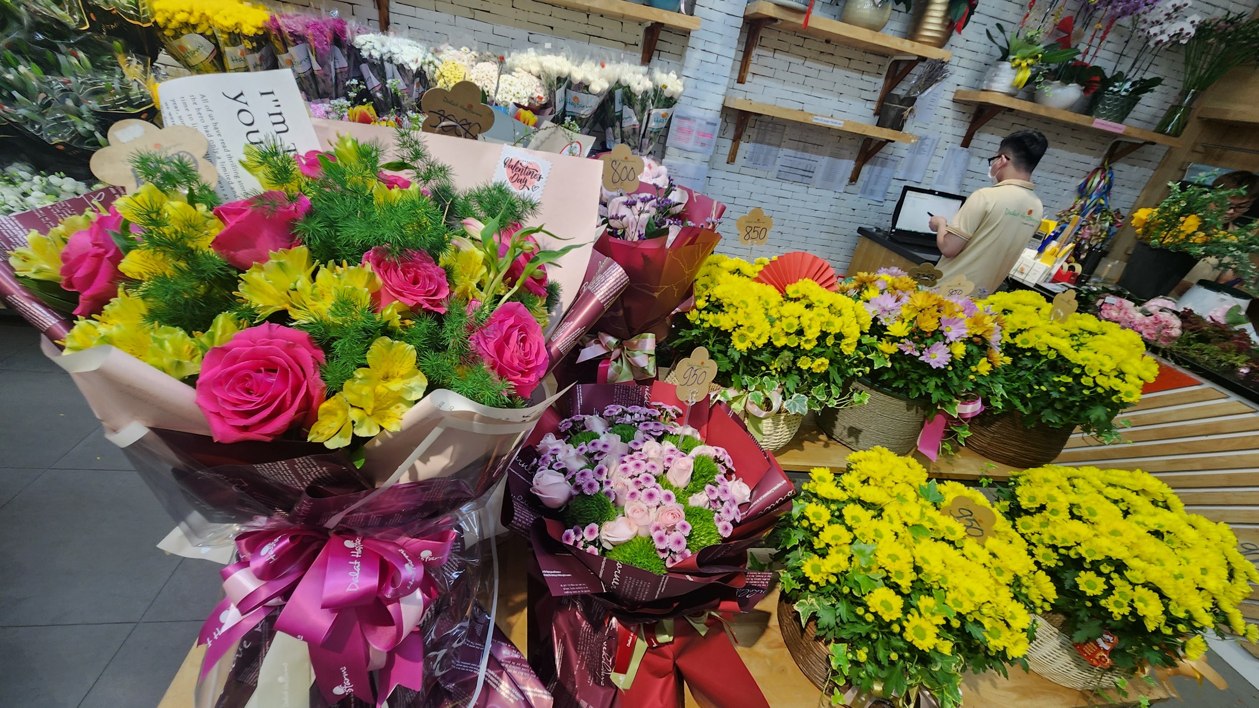 Hoa v&agrave; qu&agrave; lễ t&igrave;nh nh&acirc;n 14/2 chờ người mua- Ảnh 5.