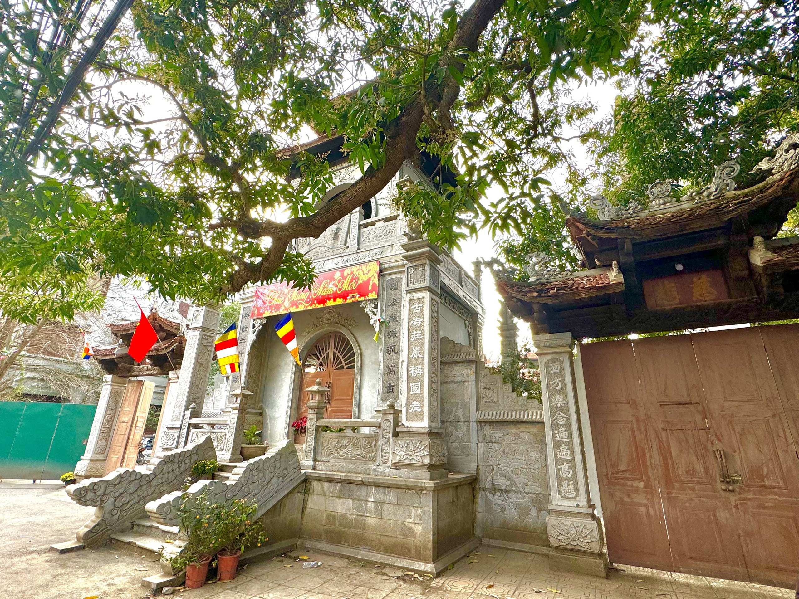 Đầu Xu&acirc;n, chi&ecirc;m ngưỡng ng&ocirc;i ch&ugrave;a cổ ngh&igrave;n năm tuổi ở Thủ đ&ocirc;- Ảnh 1.