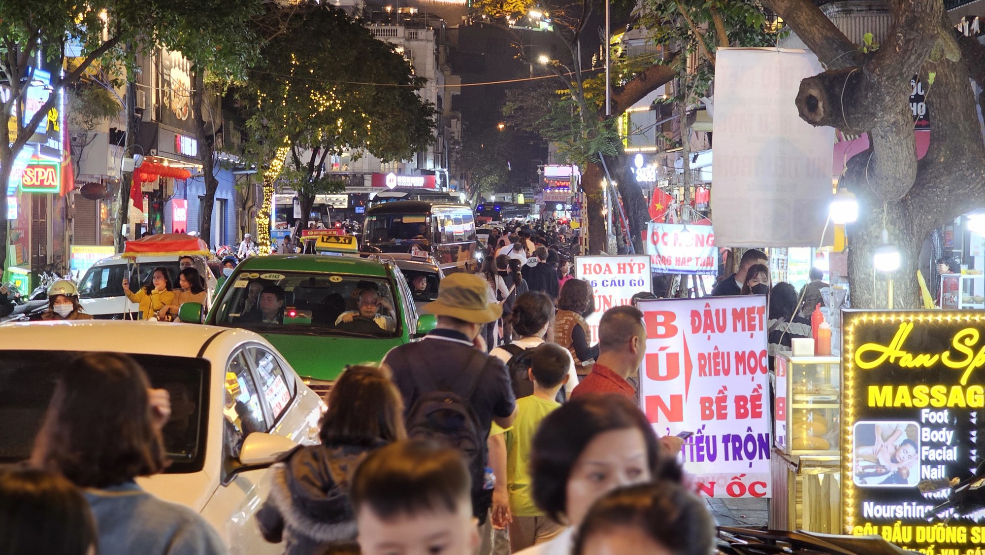 D&ograve;ng người ken k&iacute;n quanh hồ Gươm, h&agrave;ng qu&aacute;n vỉa h&egrave; phố cổ qu&aacute; tải- Ảnh 10.