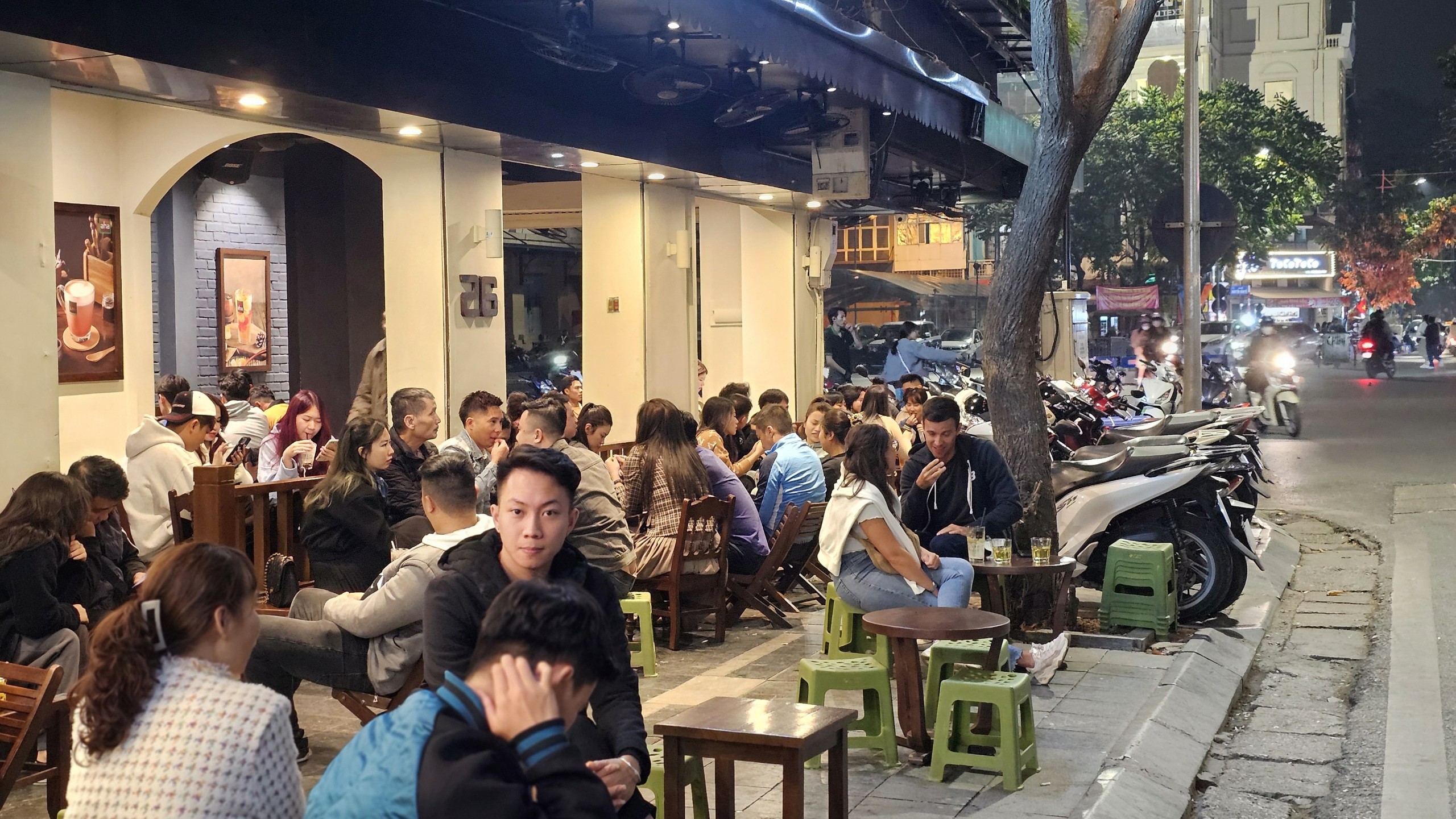 D&ograve;ng người ken k&iacute;n quanh hồ Gươm, h&agrave;ng qu&aacute;n vỉa h&egrave; phố cổ qu&aacute; tải- Ảnh 14.