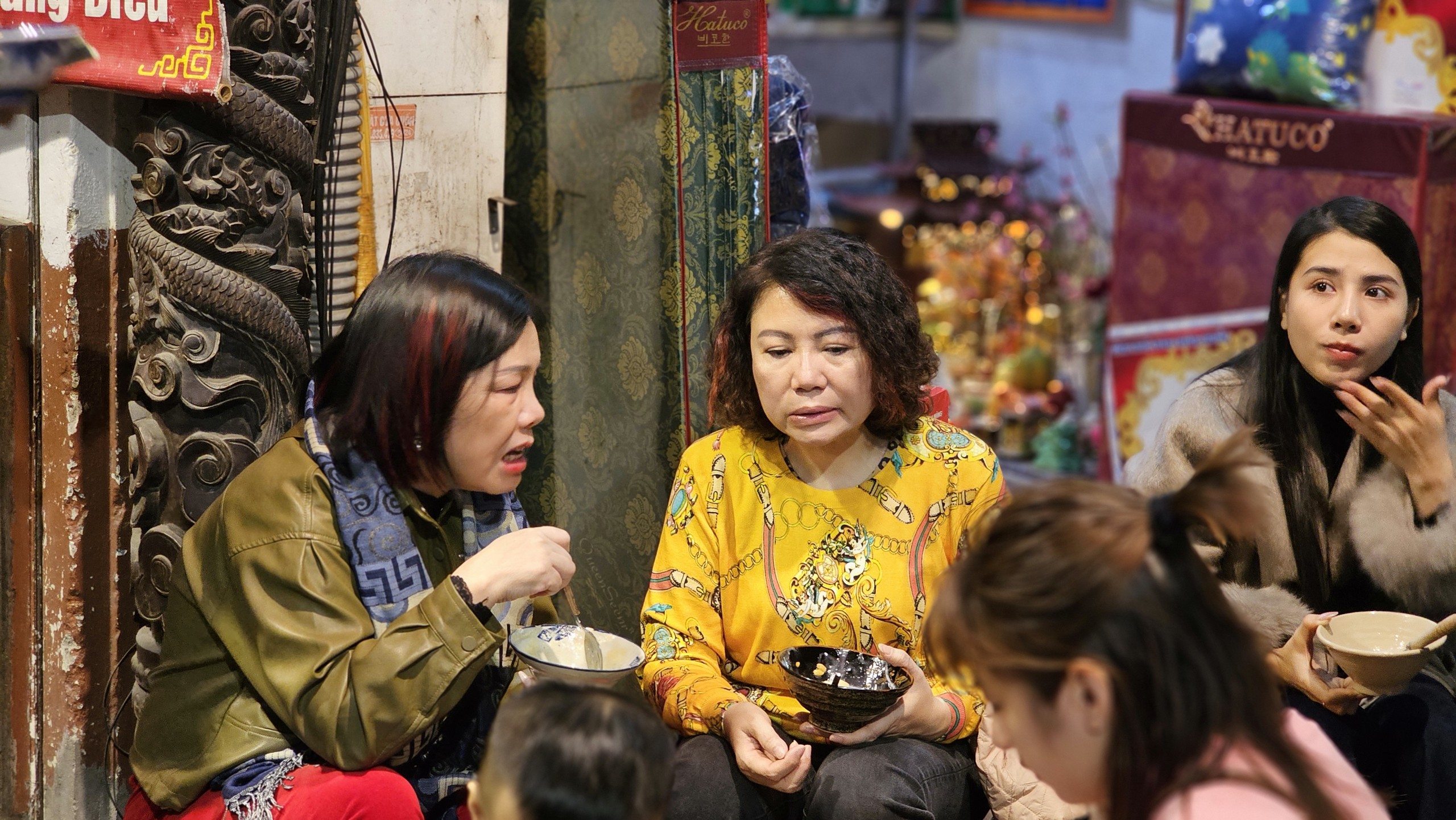 D&ograve;ng người ken k&iacute;n quanh hồ Gươm, h&agrave;ng qu&aacute;n vỉa h&egrave; phố cổ qu&aacute; tải- Ảnh 13.