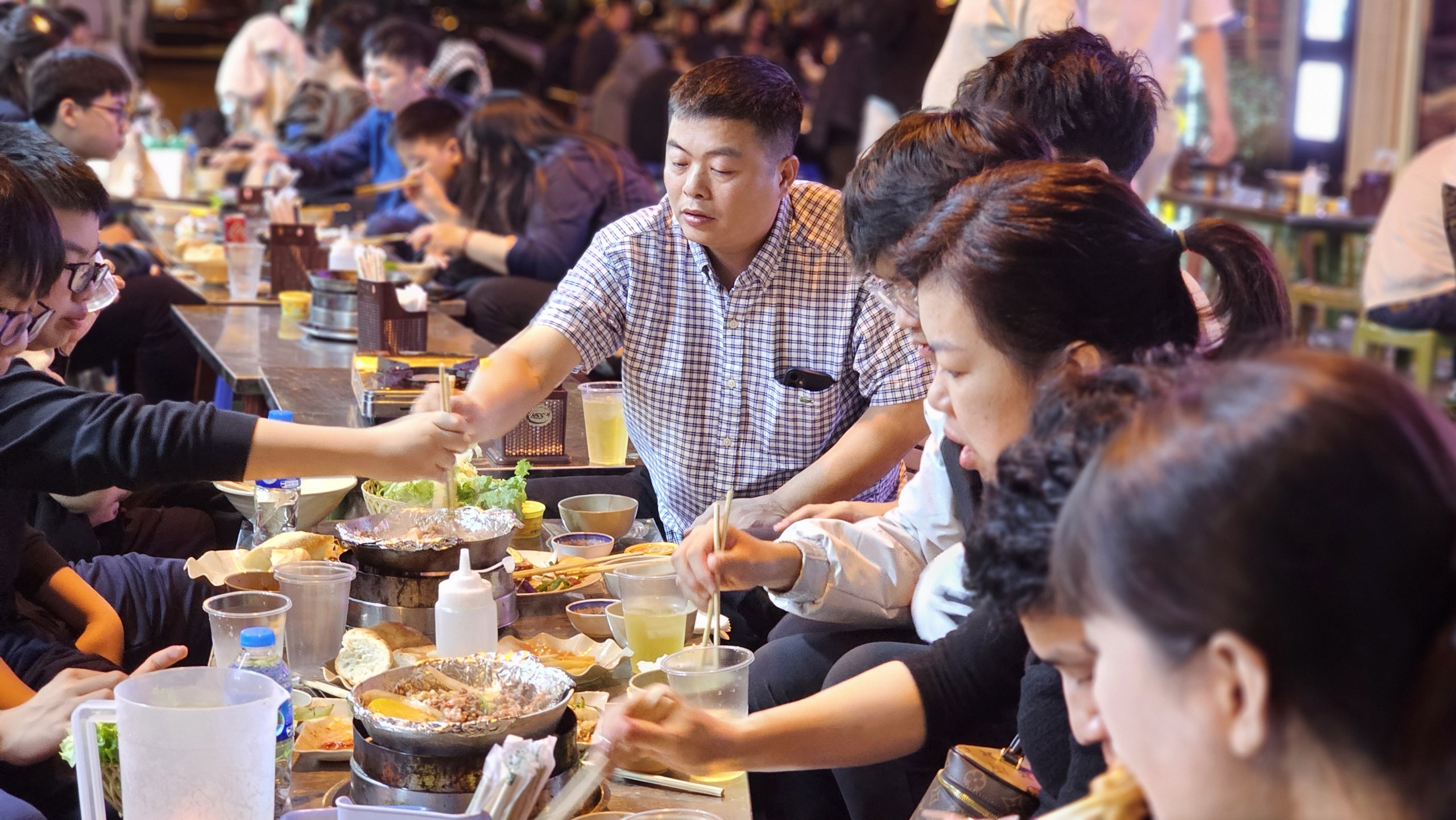 D&ograve;ng người ken k&iacute;n quanh hồ Gươm, h&agrave;ng qu&aacute;n vỉa h&egrave; phố cổ qu&aacute; tải- Ảnh 9.