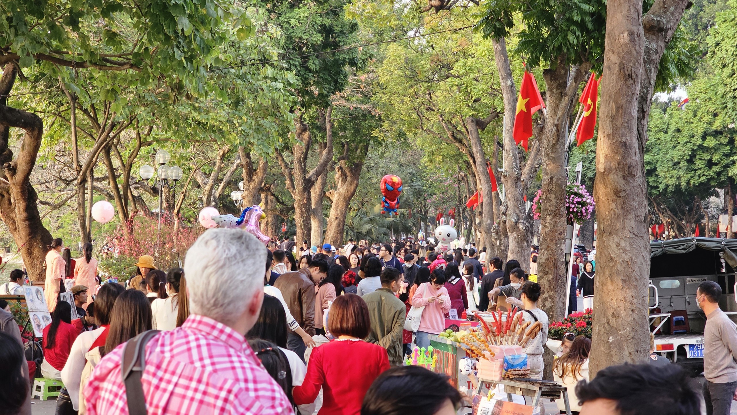 D&ograve;ng người ken k&iacute;n quanh hồ Gươm, h&agrave;ng qu&aacute;n vỉa h&egrave; phố cổ qu&aacute; tải- Ảnh 1.