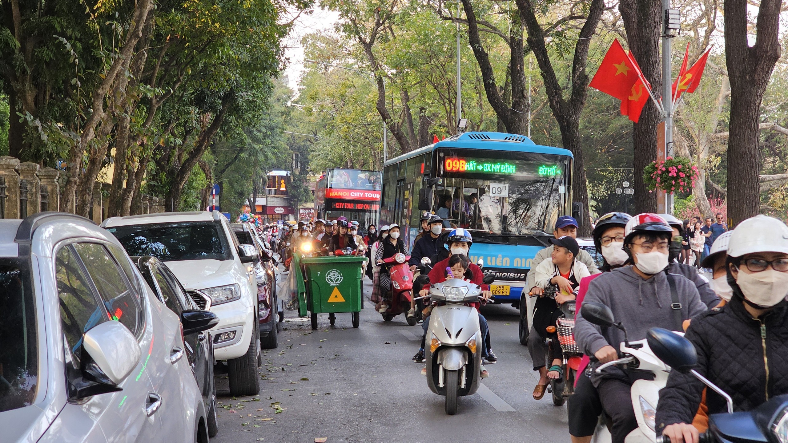 D&ograve;ng người ken k&iacute;n quanh hồ Gươm, h&agrave;ng qu&aacute;n vỉa h&egrave; phố cổ qu&aacute; tải- Ảnh 7.