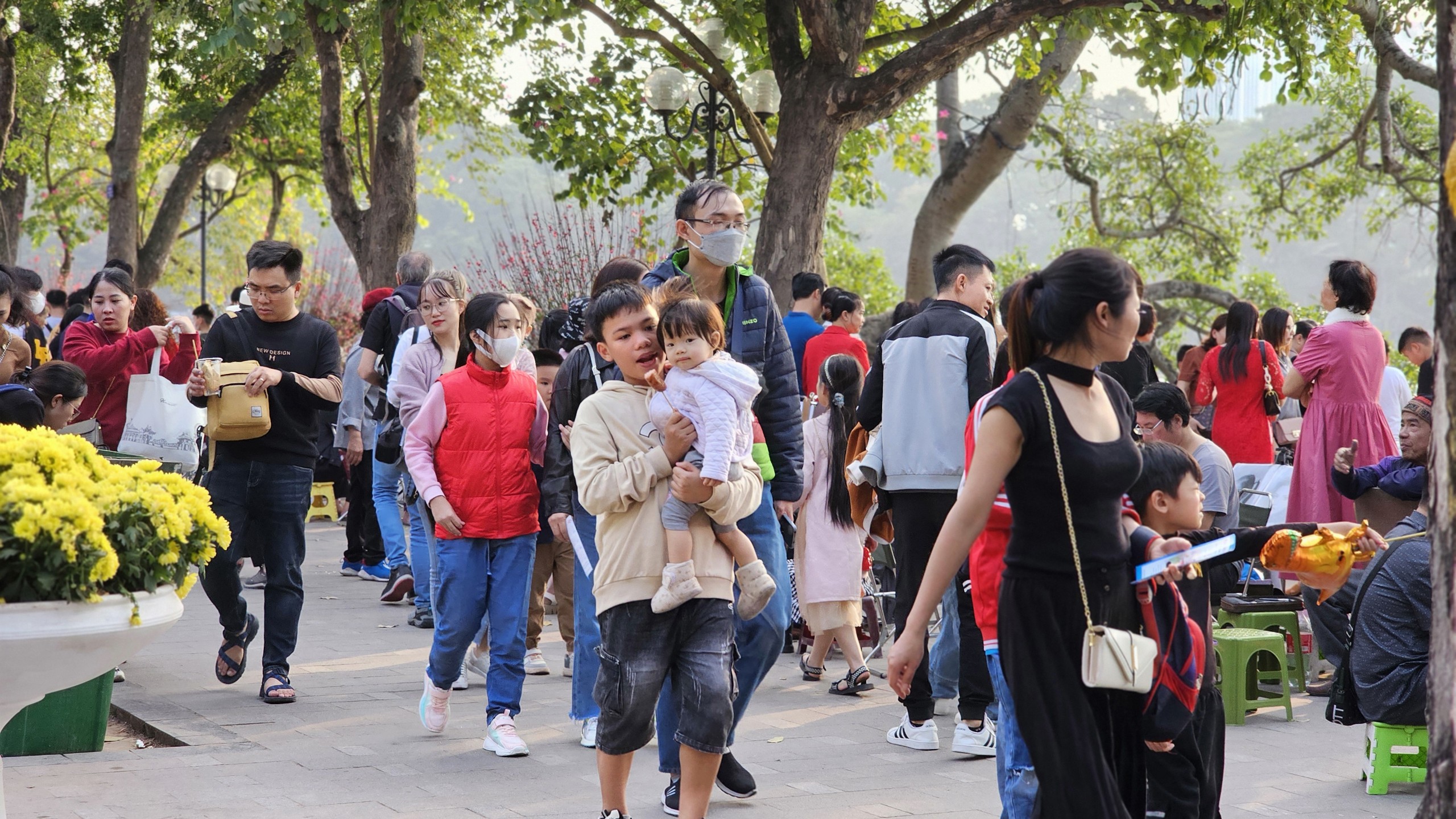 D&ograve;ng người ken k&iacute;n quanh hồ Gươm, h&agrave;ng qu&aacute;n vỉa h&egrave; phố cổ qu&aacute; tải- Ảnh 5.