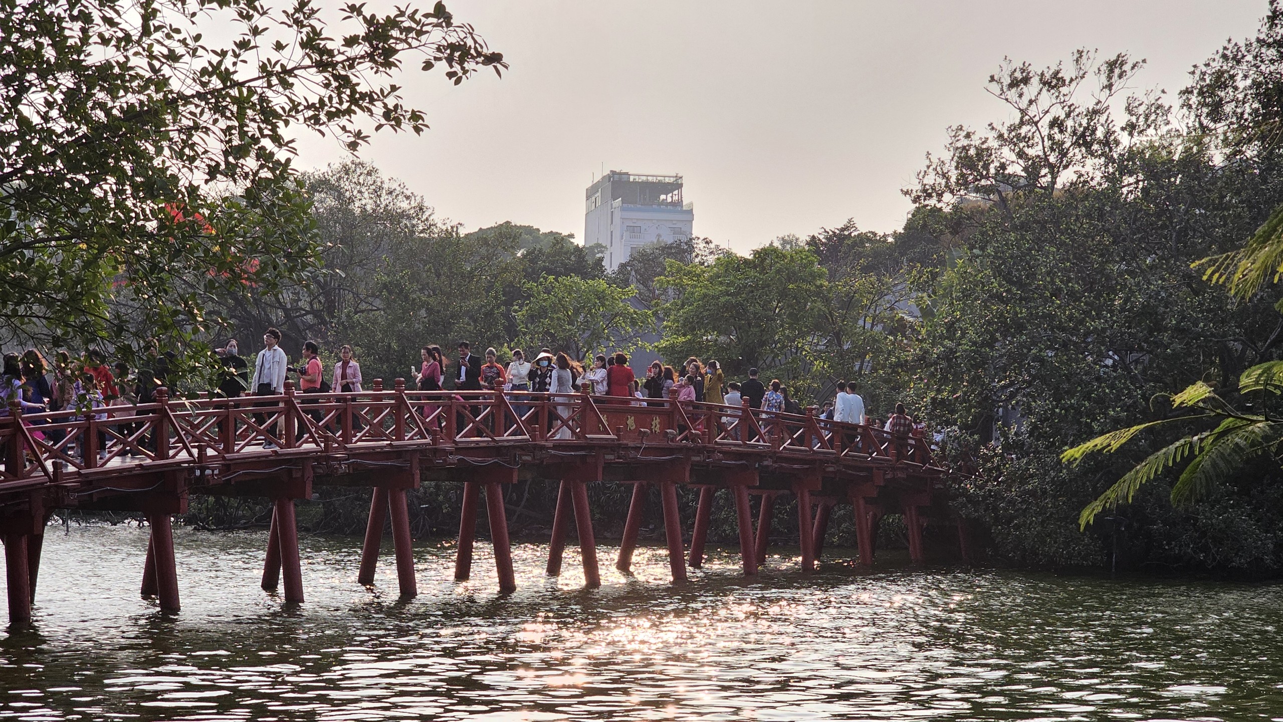 D&ograve;ng người ken k&iacute;n quanh hồ Gươm, h&agrave;ng qu&aacute;n vỉa h&egrave; phố cổ qu&aacute; tải- Ảnh 6.