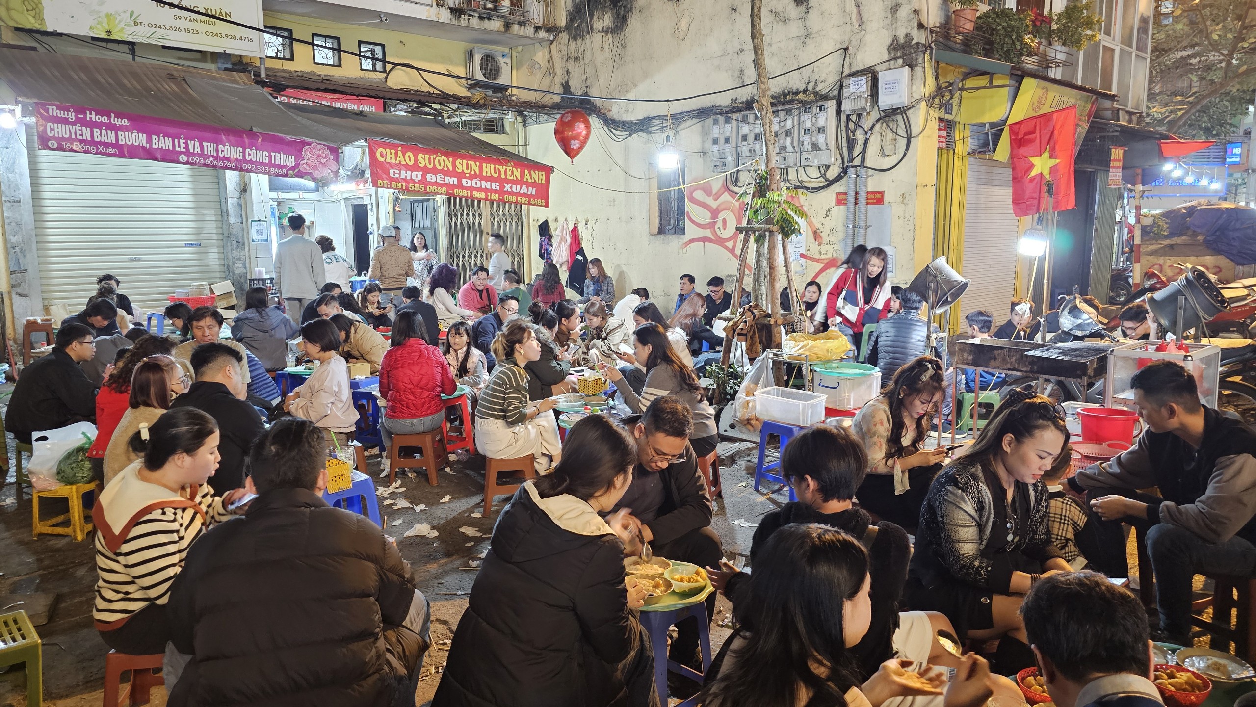 D&ograve;ng người ken k&iacute;n quanh hồ Gươm, h&agrave;ng qu&aacute;n vỉa h&egrave; phố cổ qu&aacute; tải- Ảnh 11.