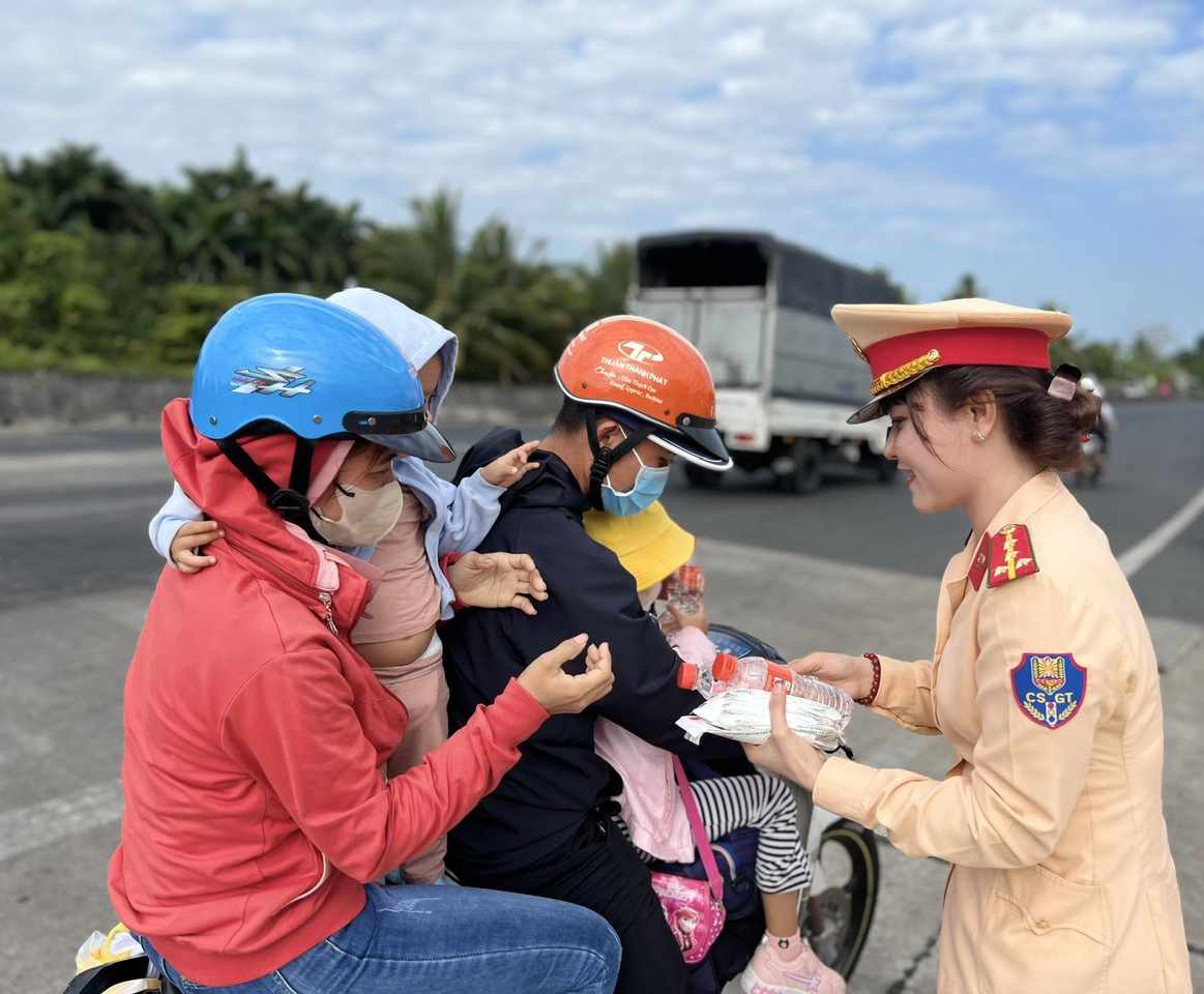 B&oacute;ng hồng CSGT đội nắng hỗ trợ người miền T&acirc;y trở lại nơi l&agrave;m việc- Ảnh 1.