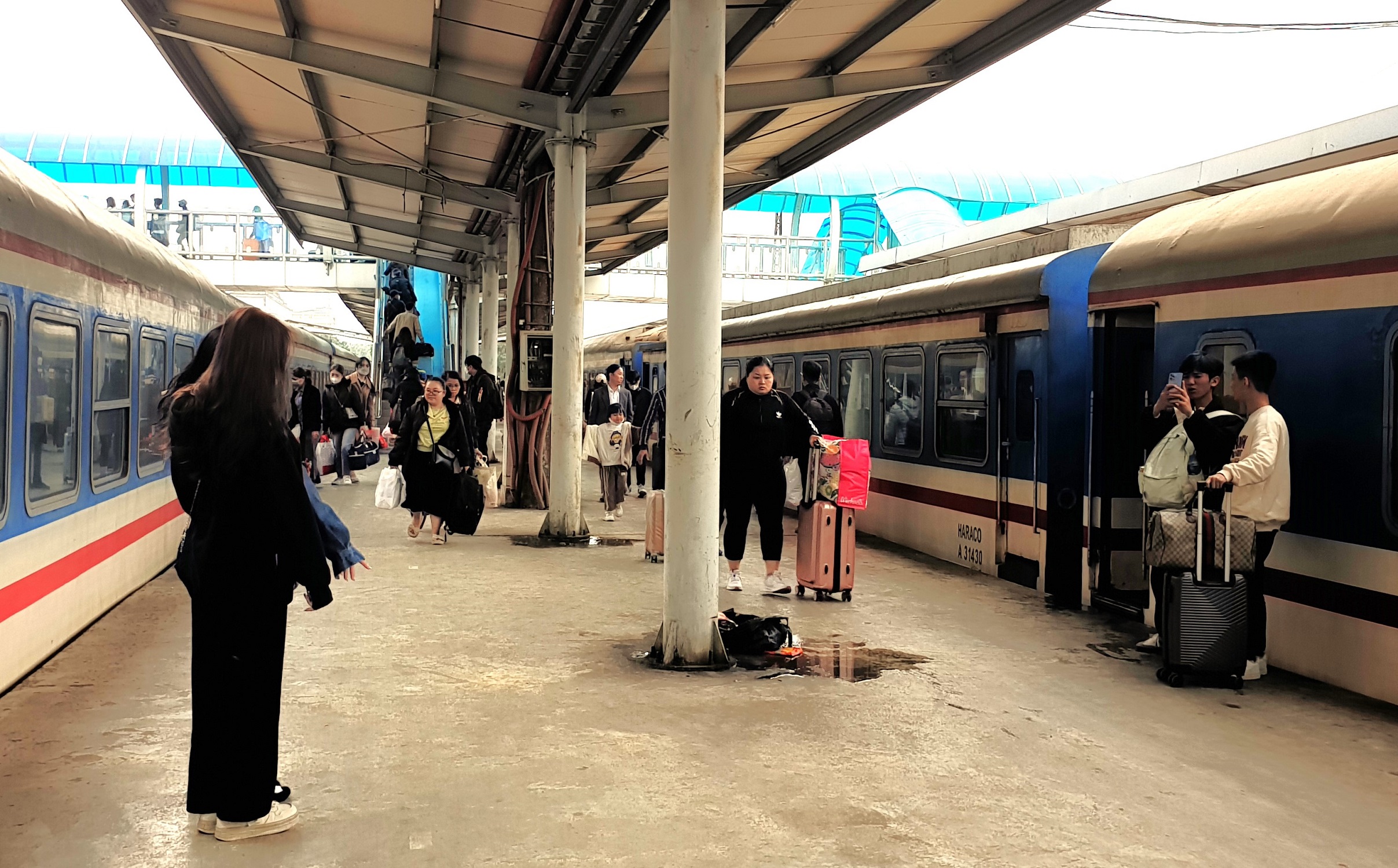 T&agrave;u thống nhất đưa kh&aacute;ch về Thủ đ&ocirc; ng&agrave;y cuối nghỉ Tết, ga H&agrave; Nội nườm nượp kh&aacute;ch- Ảnh 11.