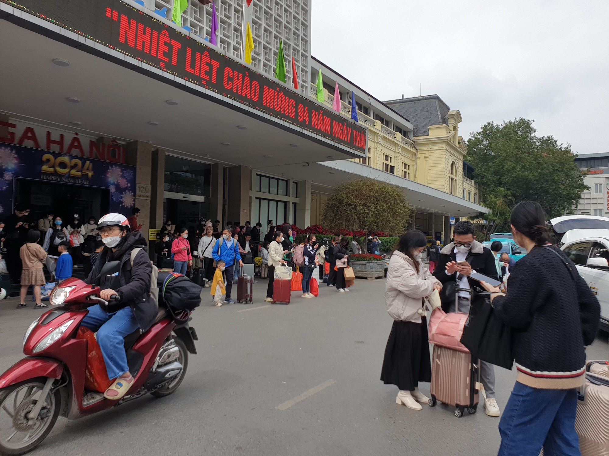 T&agrave;u thống nhất đưa kh&aacute;ch về Thủ đ&ocirc; ng&agrave;y cuối nghỉ Tết, ga H&agrave; Nội nườm nượp kh&aacute;ch- Ảnh 19.