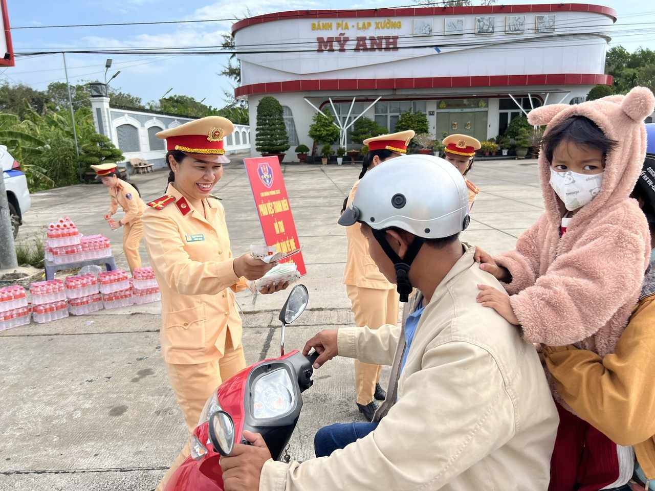 B&oacute;ng hồng CSGT đội nắng hỗ trợ người miền T&acirc;y trở lại nơi l&agrave;m việc- Ảnh 3.