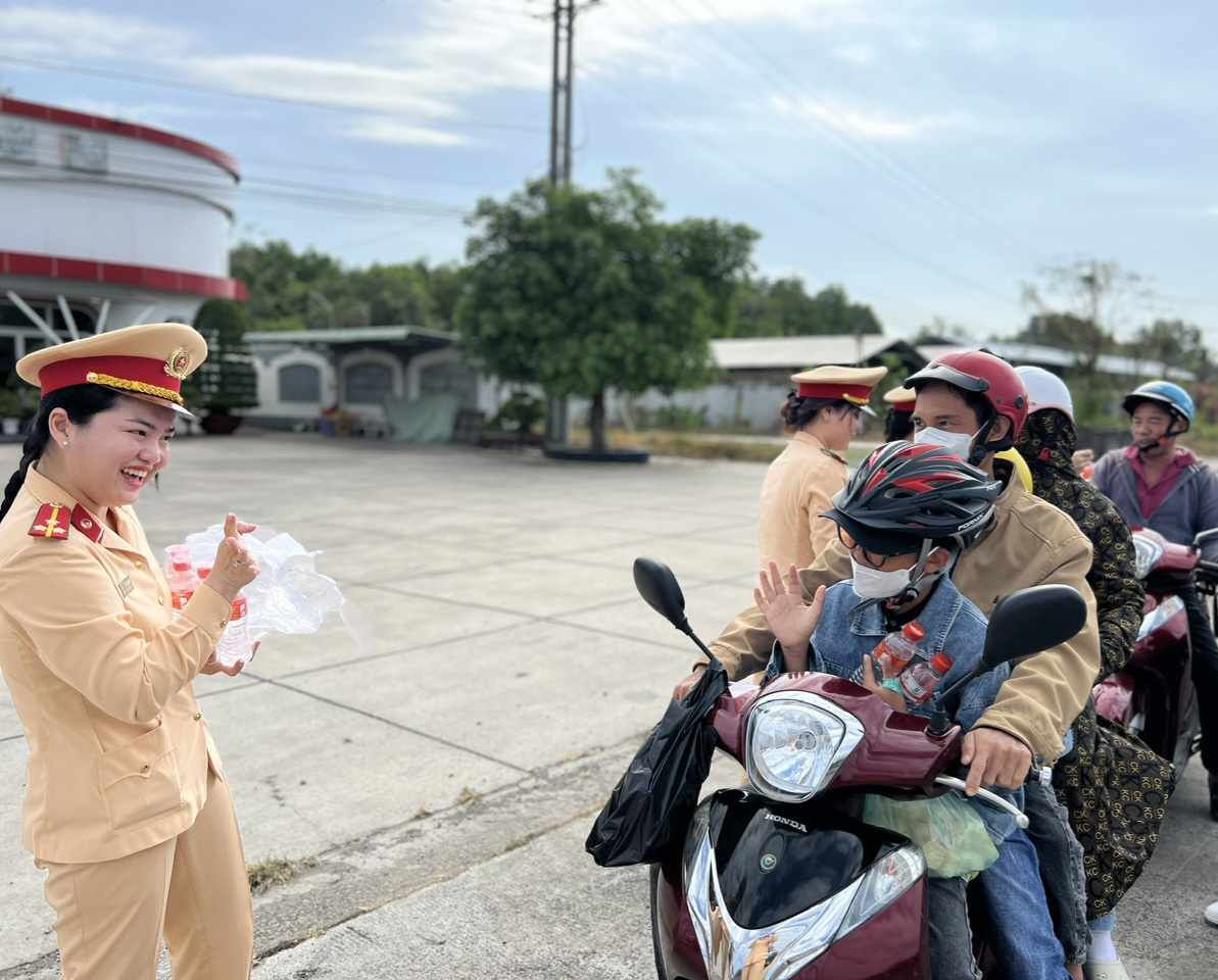 B&oacute;ng hồng CSGT đội nắng hỗ trợ người miền T&acirc;y trở lại nơi l&agrave;m việc- Ảnh 4.