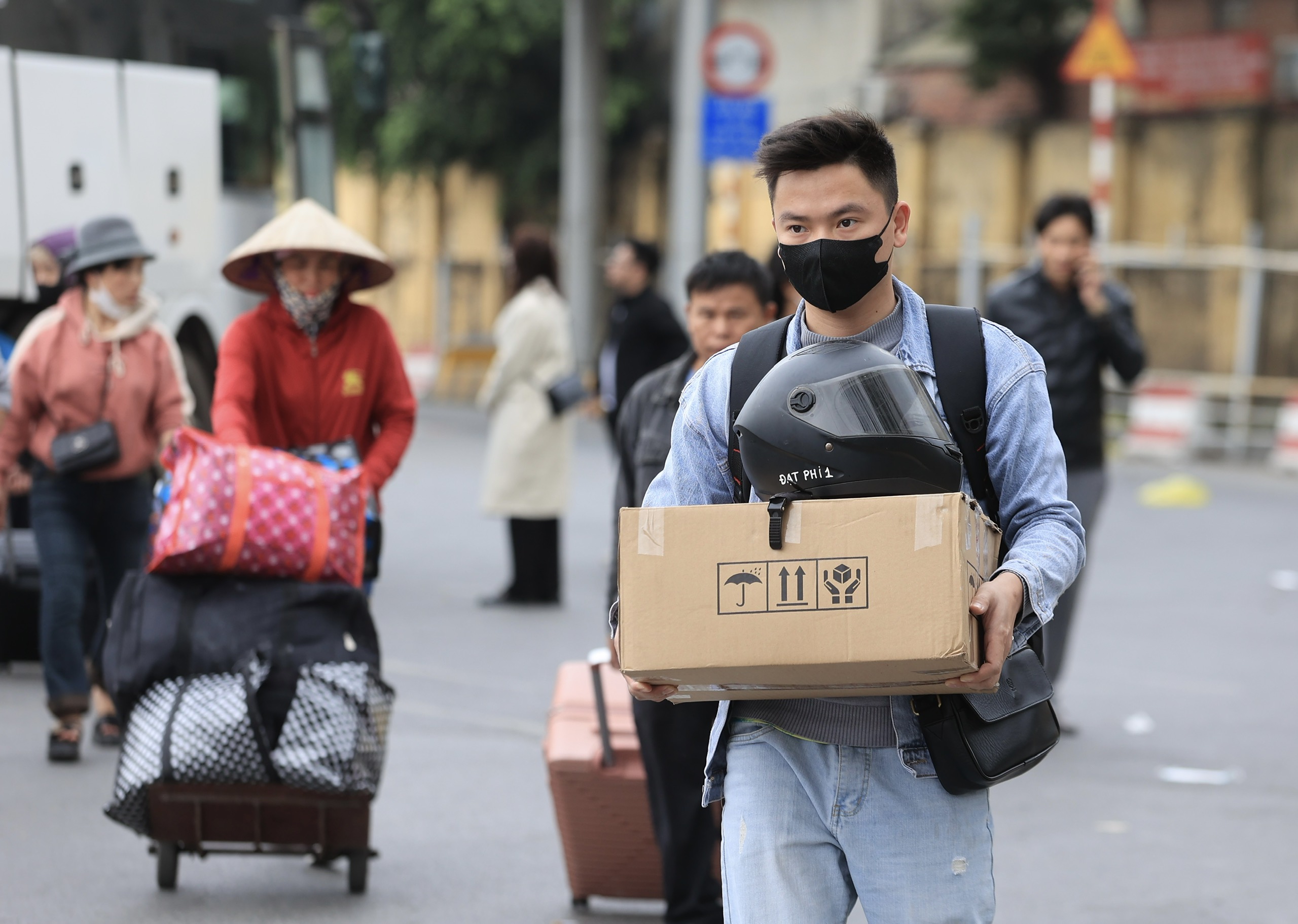 Người d&acirc;n lỉnh kỉnh đồ đạc trở lại Thủ đ&ocirc; ng&agrave;y cuối kỳ nghỉ tết Nguy&ecirc;n đ&aacute;n- Ảnh 16.