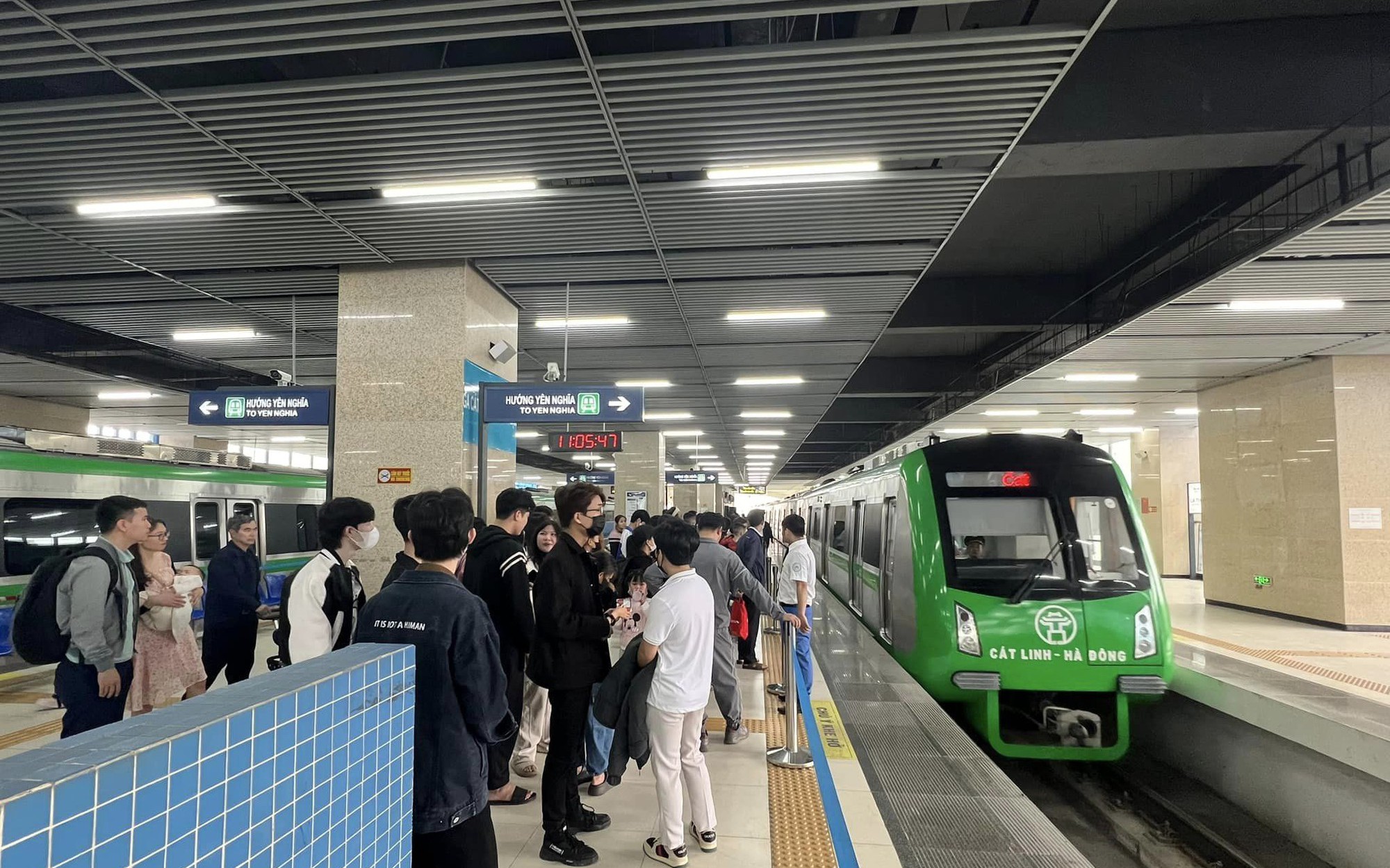 Xe bu&yacute;t, t&agrave;u điện phục vụ cả trăm ngh&igrave;n kh&aacute;ch dịp Tết