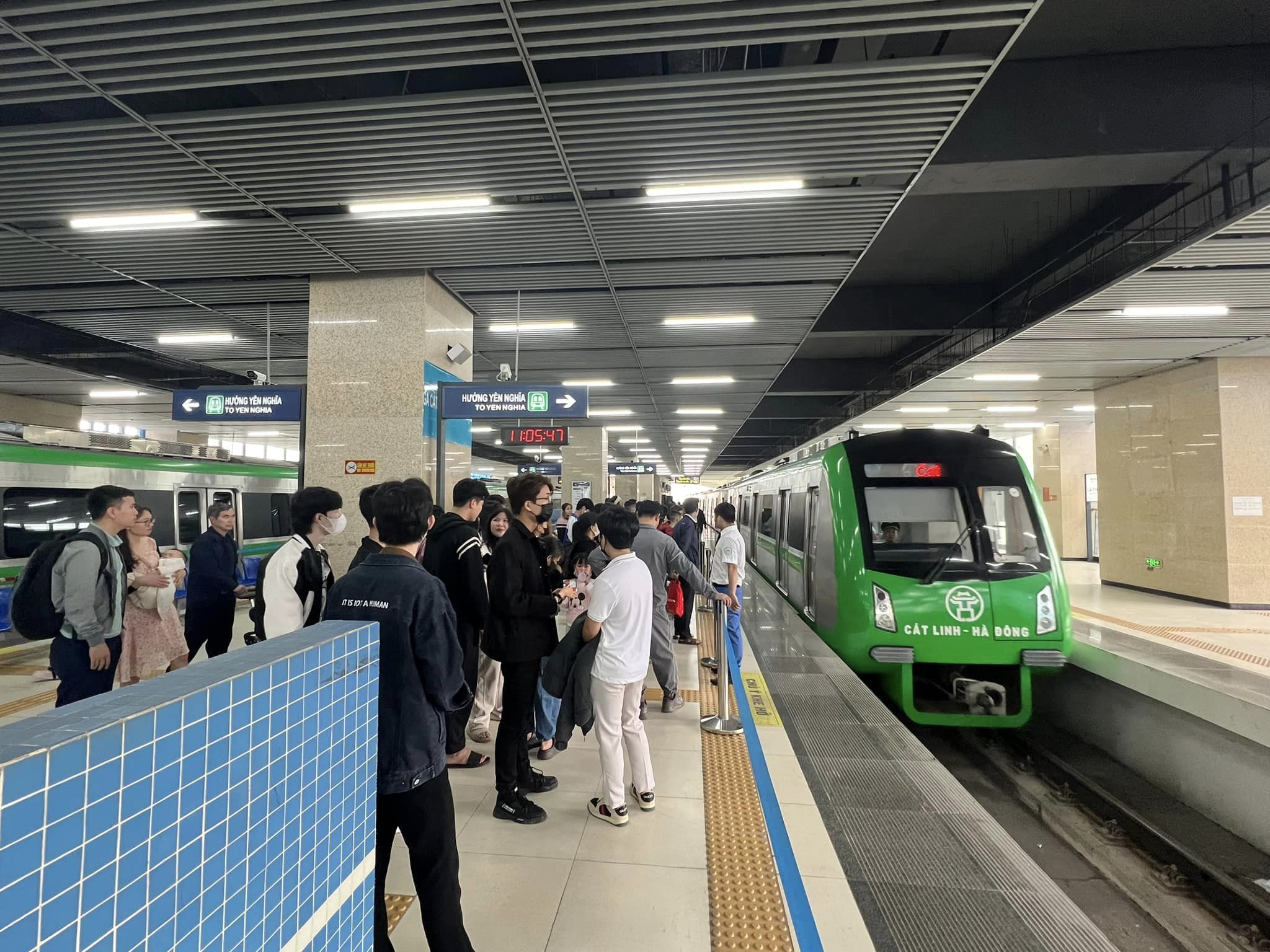 Xe bu&yacute;t, t&agrave;u điện phục vụ cả trăm ngh&igrave;n kh&aacute;ch dịp Tết- Ảnh 1.