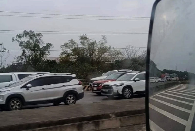 Vụ tai nạn khiến QL1A qua Bắc Ninh &aacute;ch tắc cục bộ.