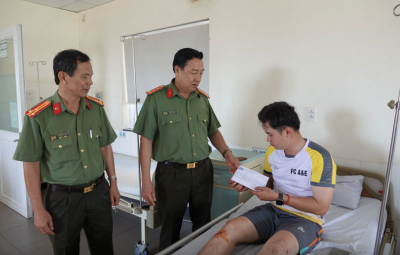 Đại t&aacute; Trần Văn Mười, Ph&oacute; gi&aacute;m đốc C&ocirc;ng an tỉnh B&igrave;nh Thuận thăm hỏi, động vi&ecirc;n trung &uacute;y Trần Đức L&acirc;m tại bệnh viện.