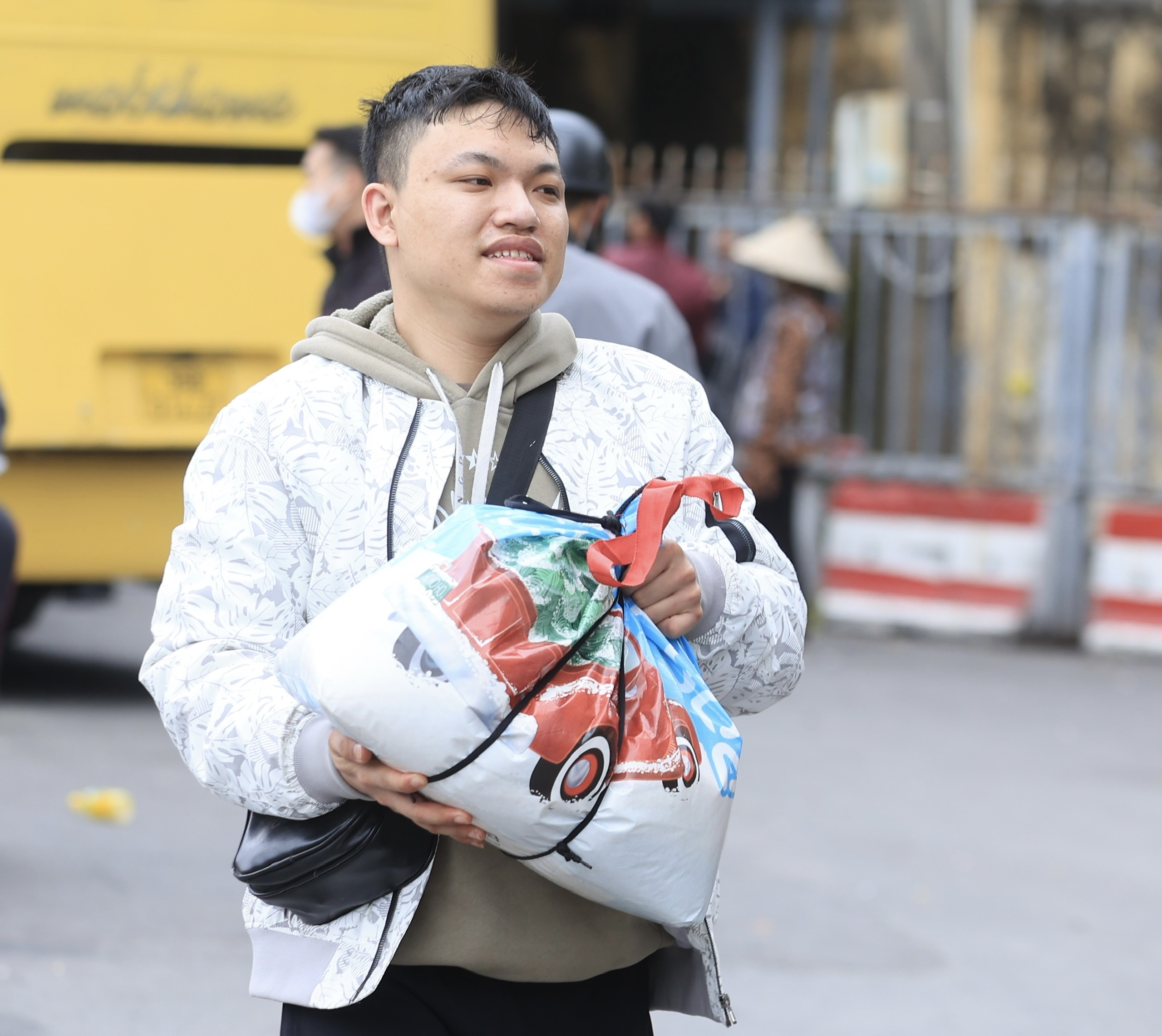 Người d&acirc;n lỉnh kỉnh đồ đạc trở lại Thủ đ&ocirc; ng&agrave;y cuối kỳ nghỉ tết Nguy&ecirc;n đ&aacute;n- Ảnh 17.