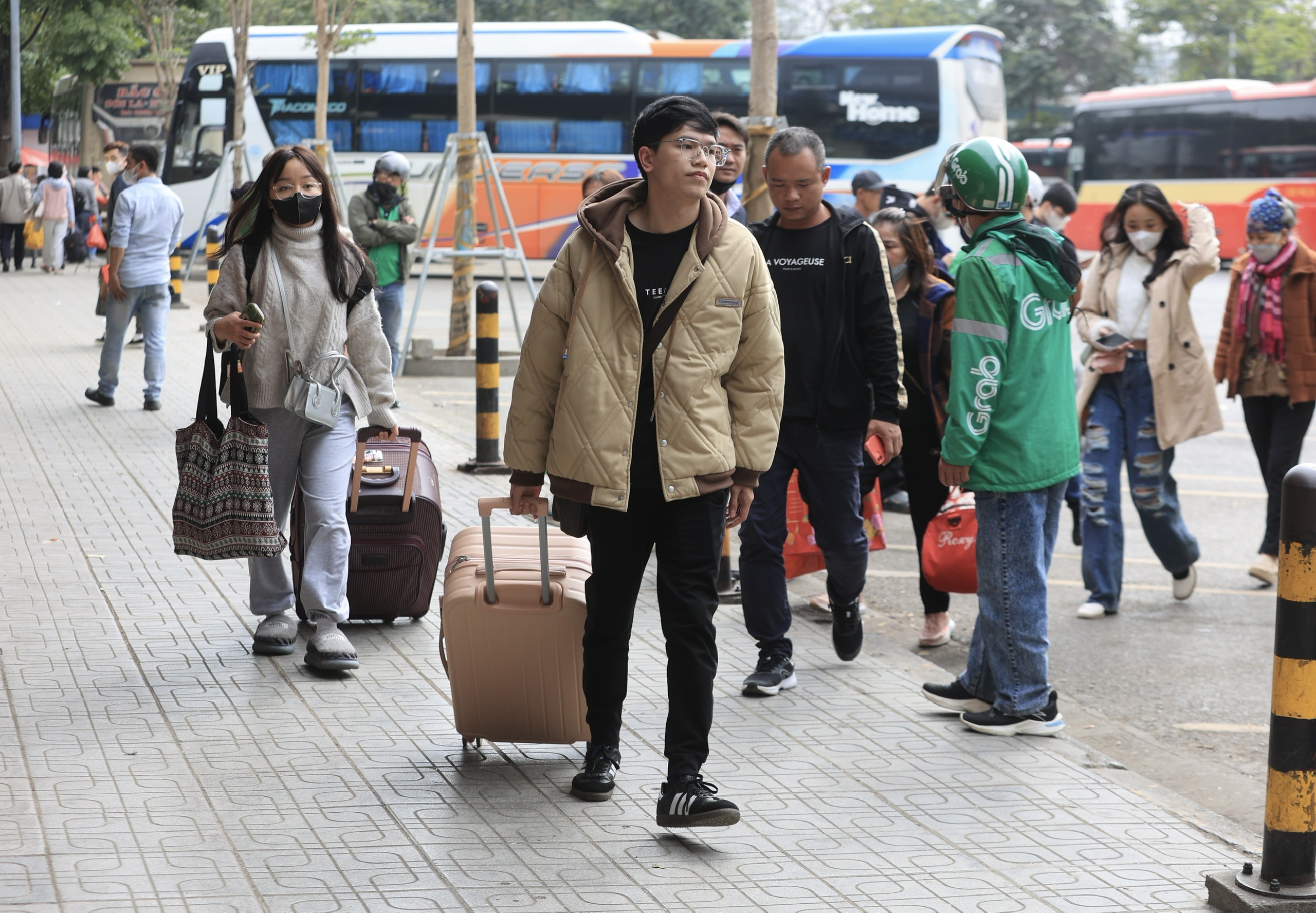 Người d&acirc;n lỉnh kỉnh đồ đạc trở lại Thủ đ&ocirc; ng&agrave;y cuối kỳ nghỉ tết Nguy&ecirc;n đ&aacute;n- Ảnh 2.