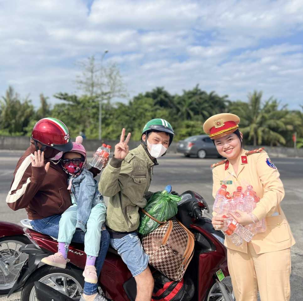 B&oacute;ng hồng CSGT đội nắng hỗ trợ người miền T&acirc;y trở lại nơi l&agrave;m việc- Ảnh 7.