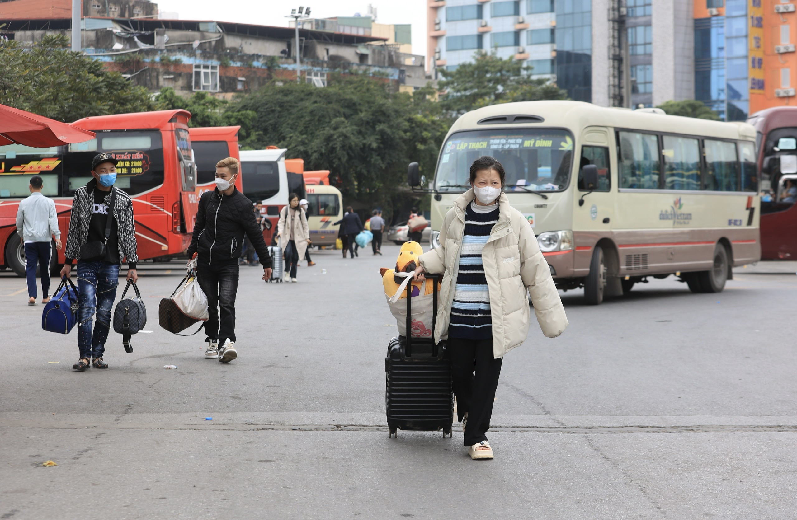 Người d&acirc;n lỉnh kỉnh đồ đạc trở lại Thủ đ&ocirc; ng&agrave;y cuối kỳ nghỉ tết Nguy&ecirc;n đ&aacute;n- Ảnh 3.