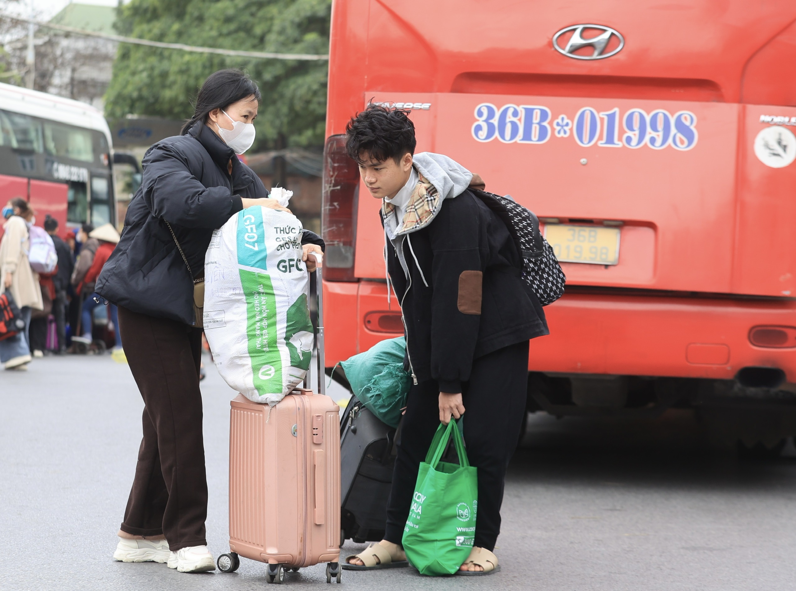 Người d&acirc;n lỉnh kỉnh đồ đạc trở lại Thủ đ&ocirc; ng&agrave;y cuối kỳ nghỉ tết Nguy&ecirc;n đ&aacute;n- Ảnh 14.