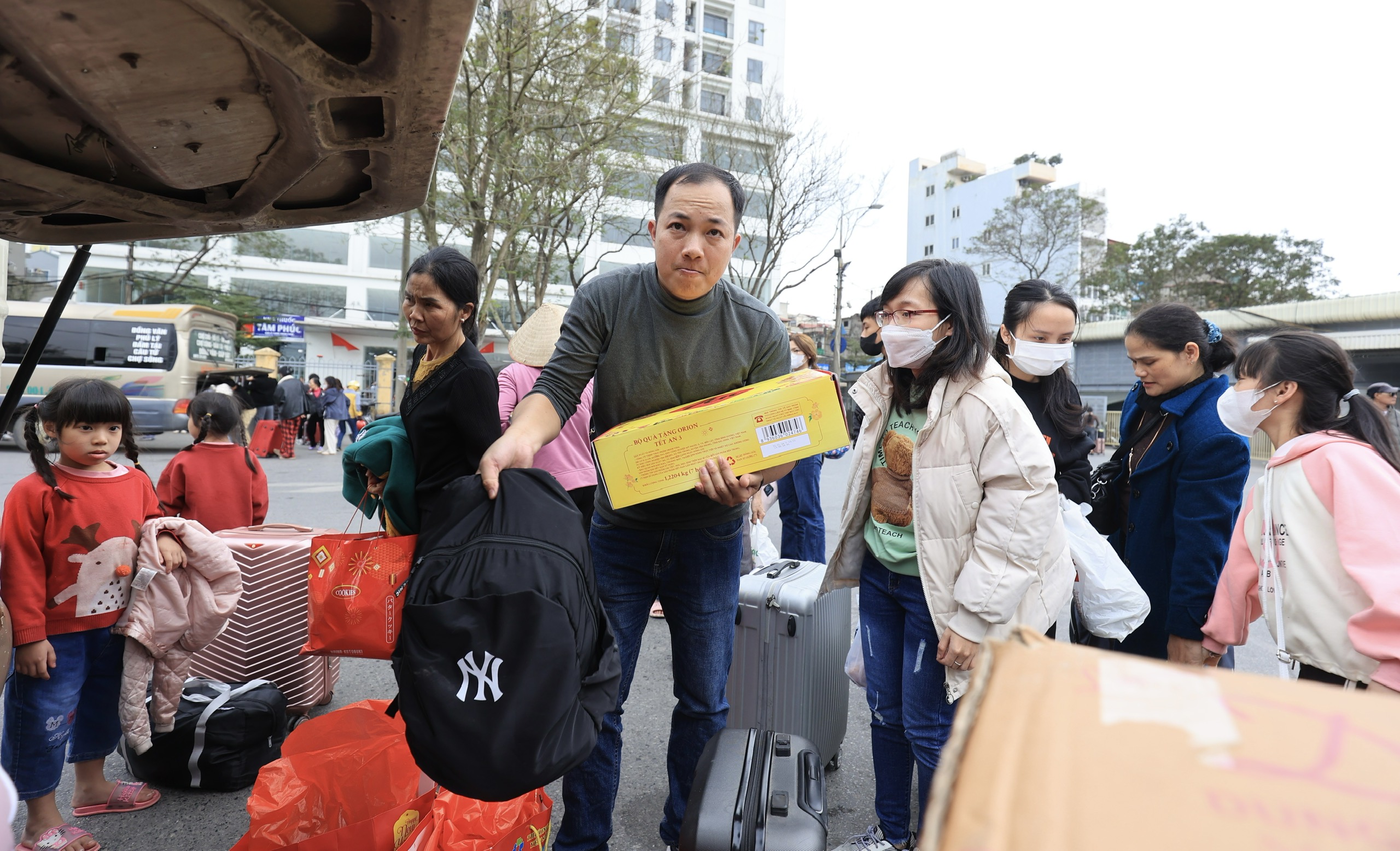 Người d&acirc;n lỉnh kỉnh đồ đạc trở lại Thủ đ&ocirc; ng&agrave;y cuối kỳ nghỉ tết Nguy&ecirc;n đ&aacute;n- Ảnh 15.