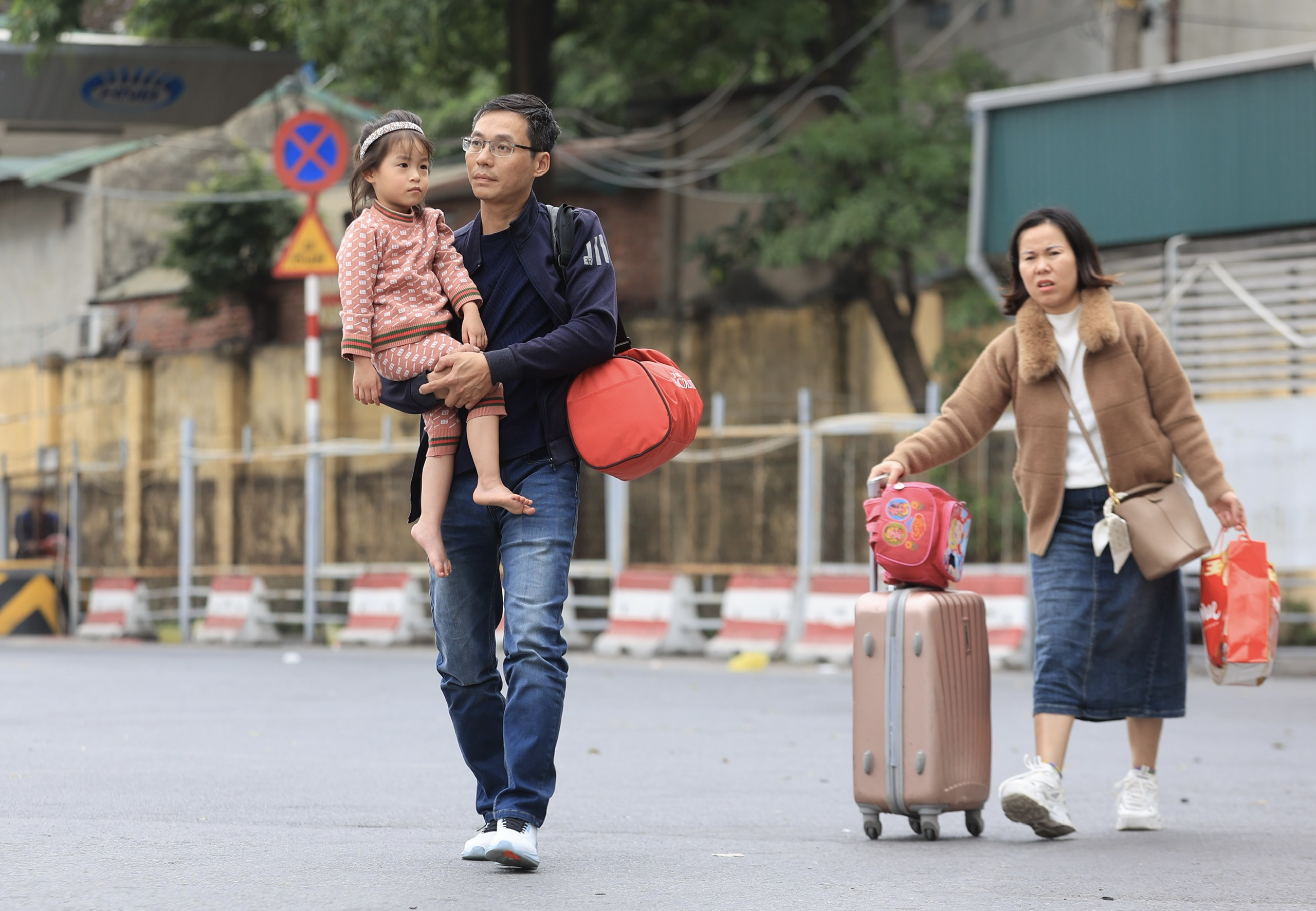 Người d&acirc;n lỉnh kỉnh đồ đạc trở lại Thủ đ&ocirc; ng&agrave;y cuối kỳ nghỉ tết Nguy&ecirc;n đ&aacute;n- Ảnh 13.