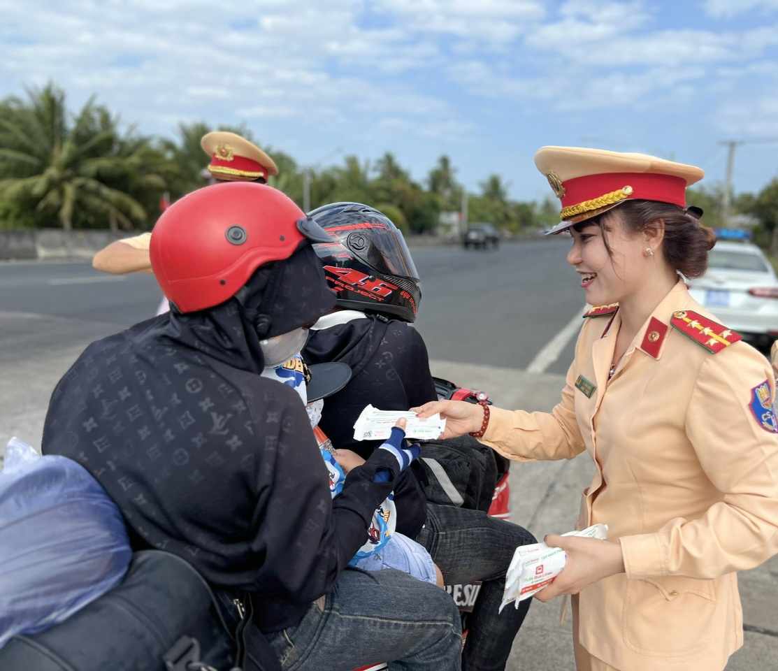 B&oacute;ng hồng CSGT đội nắng hỗ trợ người miền T&acirc;y trở lại nơi l&agrave;m việc- Ảnh 8.