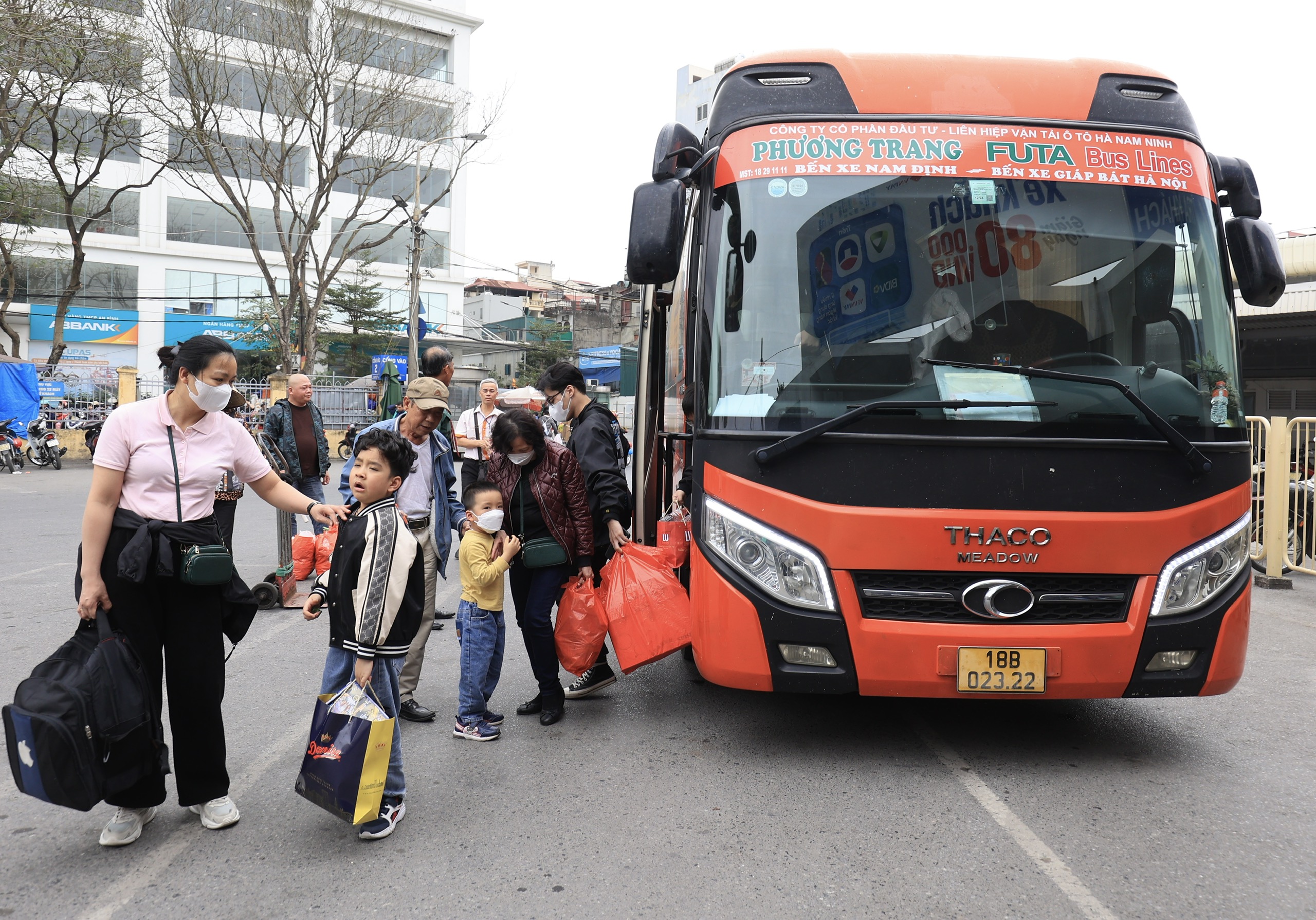 Người d&acirc;n lỉnh kỉnh đồ đạc trở lại Thủ đ&ocirc; ng&agrave;y cuối kỳ nghỉ tết Nguy&ecirc;n đ&aacute;n- Ảnh 18.