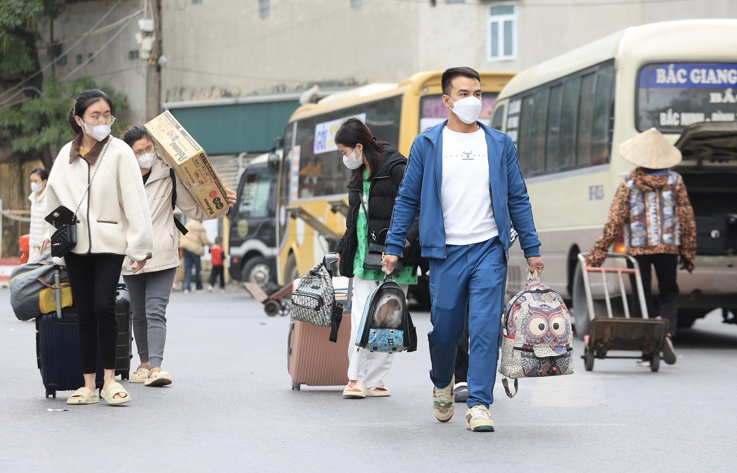 Người d&acirc;n lỉnh kỉnh đồ đạc trở lại Thủ đ&ocirc; ng&agrave;y cuối kỳ nghỉ tết Nguy&ecirc;n đ&aacute;n- Ảnh 11.