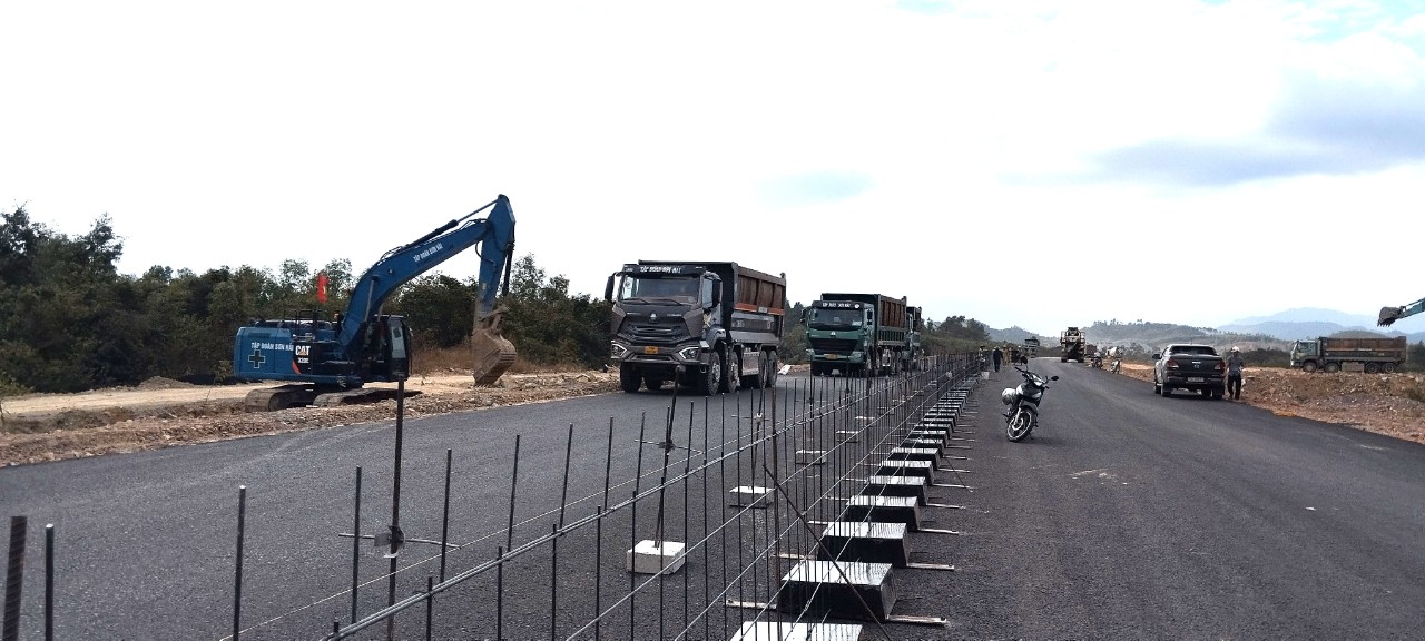 C&ocirc;ng trường cao tốc V&acirc;n Phong - Nha Trang hối hả thi c&ocirc;ng đầu Xu&acirc;n- Ảnh 1.