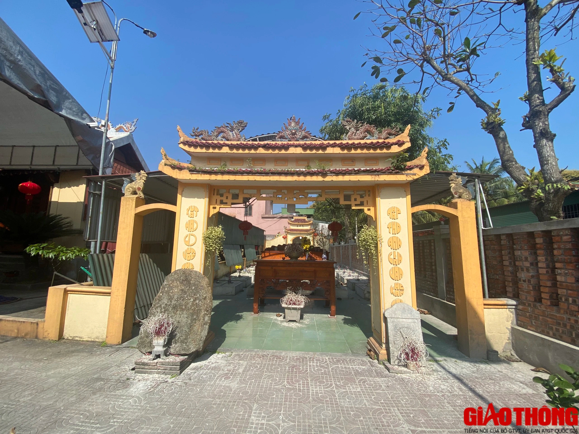 Li kỳ chuyện ngư d&acirc;n để tang, lập nghĩa trang thờ c&aacute; &ocirc;ng- Ảnh 1.