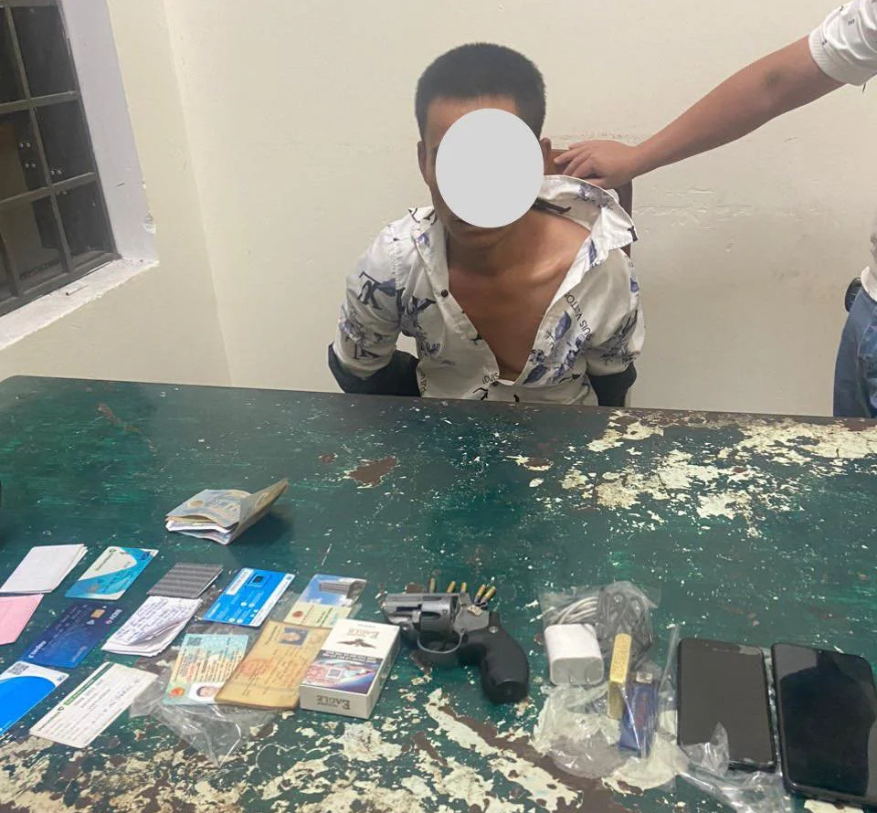 Khống chế thanh niên định tẩu tán súng đạn khi bị kiểm tra nồng độ cồn- Ảnh 1. Khống chế thanh niên định tẩu tán súng đạn khi bị kiểm tra nồng độ cồn- Ảnh 1.