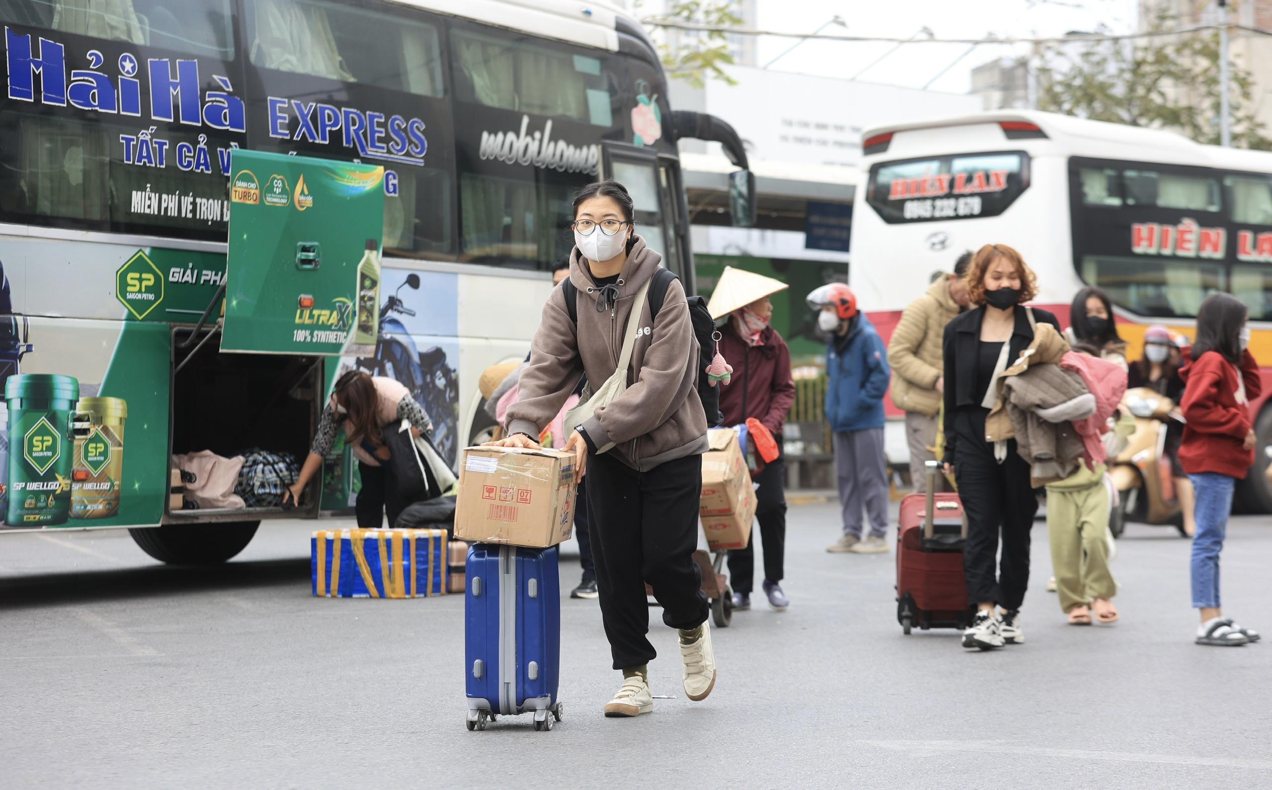 Người d&acirc;n lỉnh kỉnh đồ đạc trở lại Thủ đ&ocirc; ng&agrave;y cuối kỳ nghỉ tết Nguy&ecirc;n đ&aacute;n- Ảnh 7.