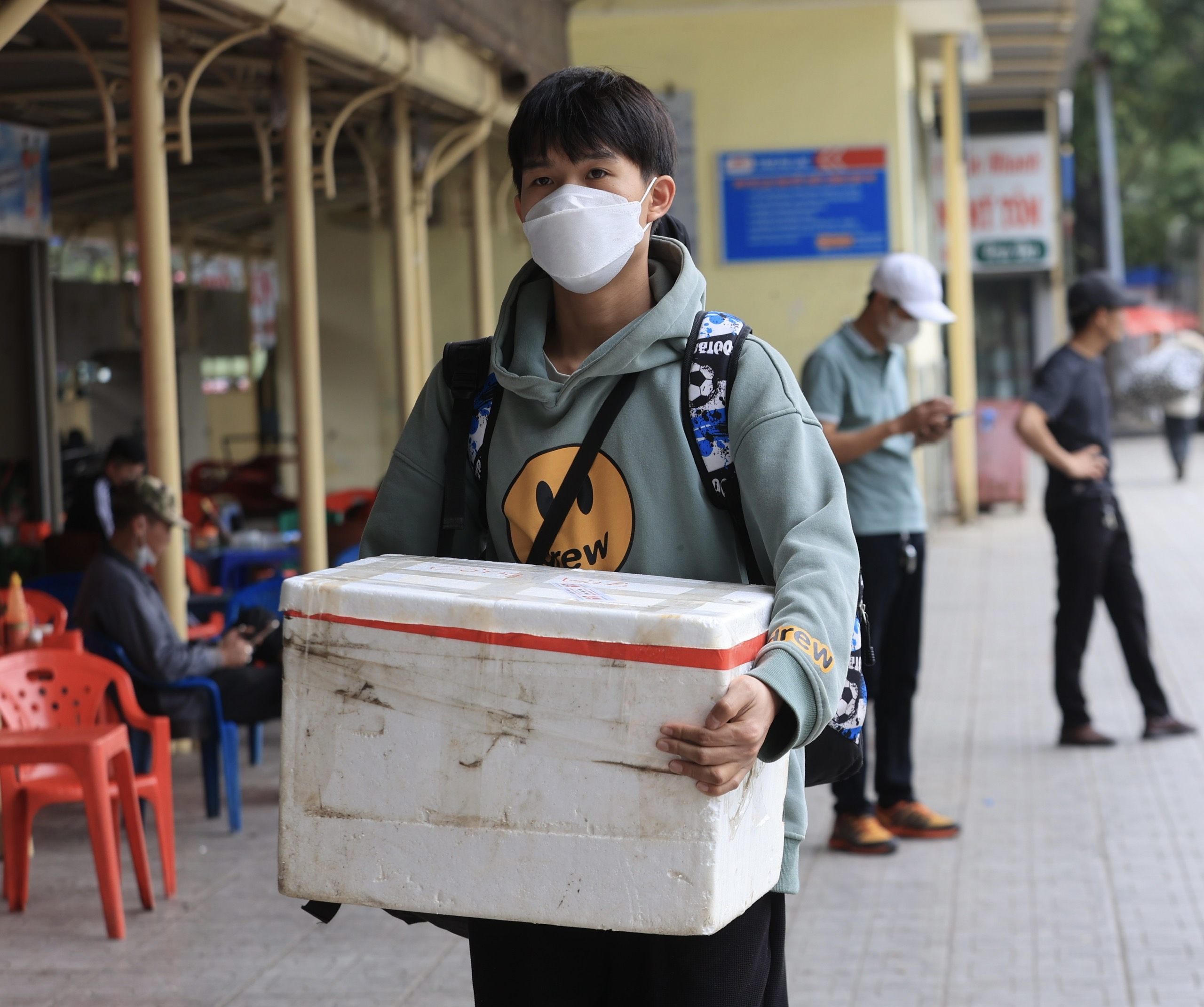 Người d&acirc;n lỉnh kỉnh đồ đạc trở lại Thủ đ&ocirc; ng&agrave;y cuối kỳ nghỉ tết Nguy&ecirc;n đ&aacute;n- Ảnh 5.