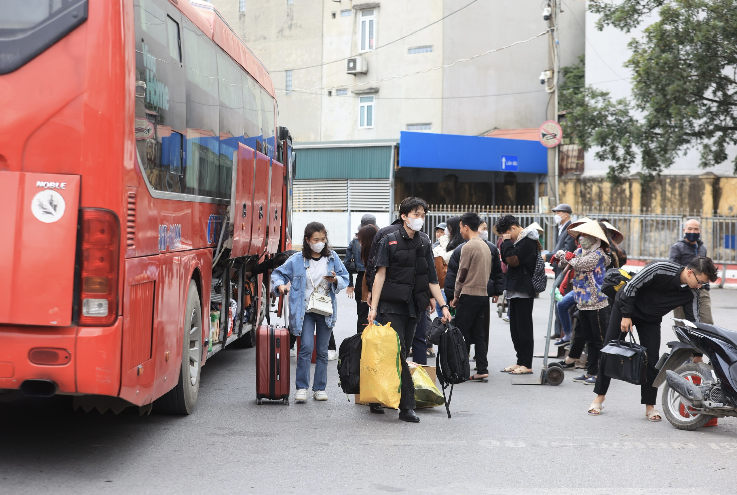 Người d&acirc;n lỉnh kỉnh đồ đạc trở lại Thủ đ&ocirc; ng&agrave;y cuối kỳ nghỉ tết Nguy&ecirc;n đ&aacute;n- Ảnh 9.