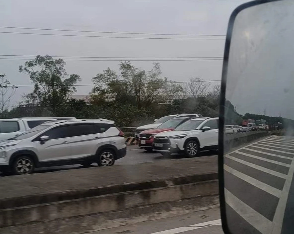 Người đ&agrave;n &ocirc;ng nhặt ve chai bị xe kh&aacute;ch đ&acirc;m tử vong, QL1A qua Bắc Ninh &aacute;ch tắc cục bộ- Ảnh 1.