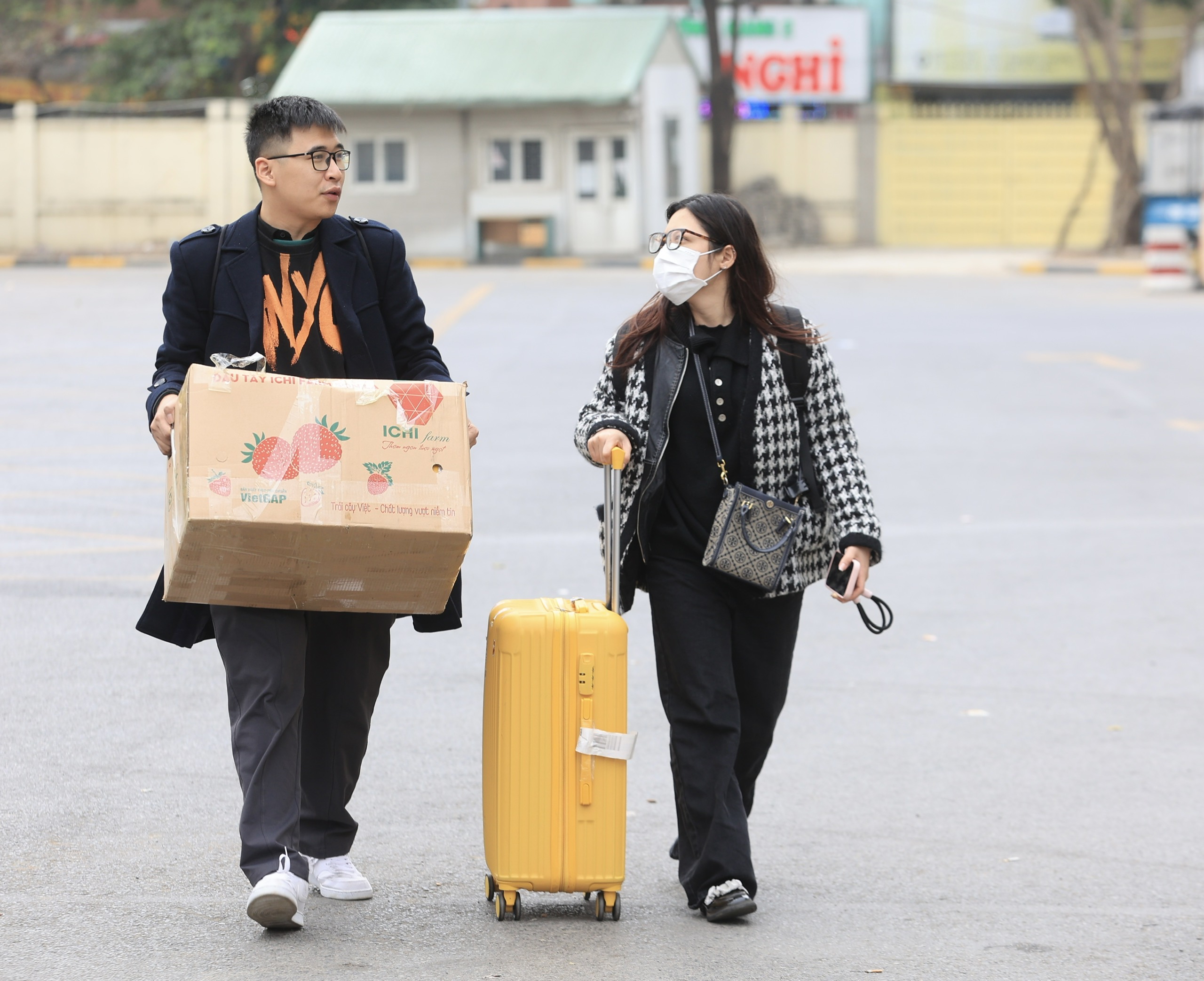 Người d&acirc;n lỉnh kỉnh đồ đạc trở lại Thủ đ&ocirc; ng&agrave;y cuối kỳ nghỉ tết Nguy&ecirc;n đ&aacute;n- Ảnh 4.