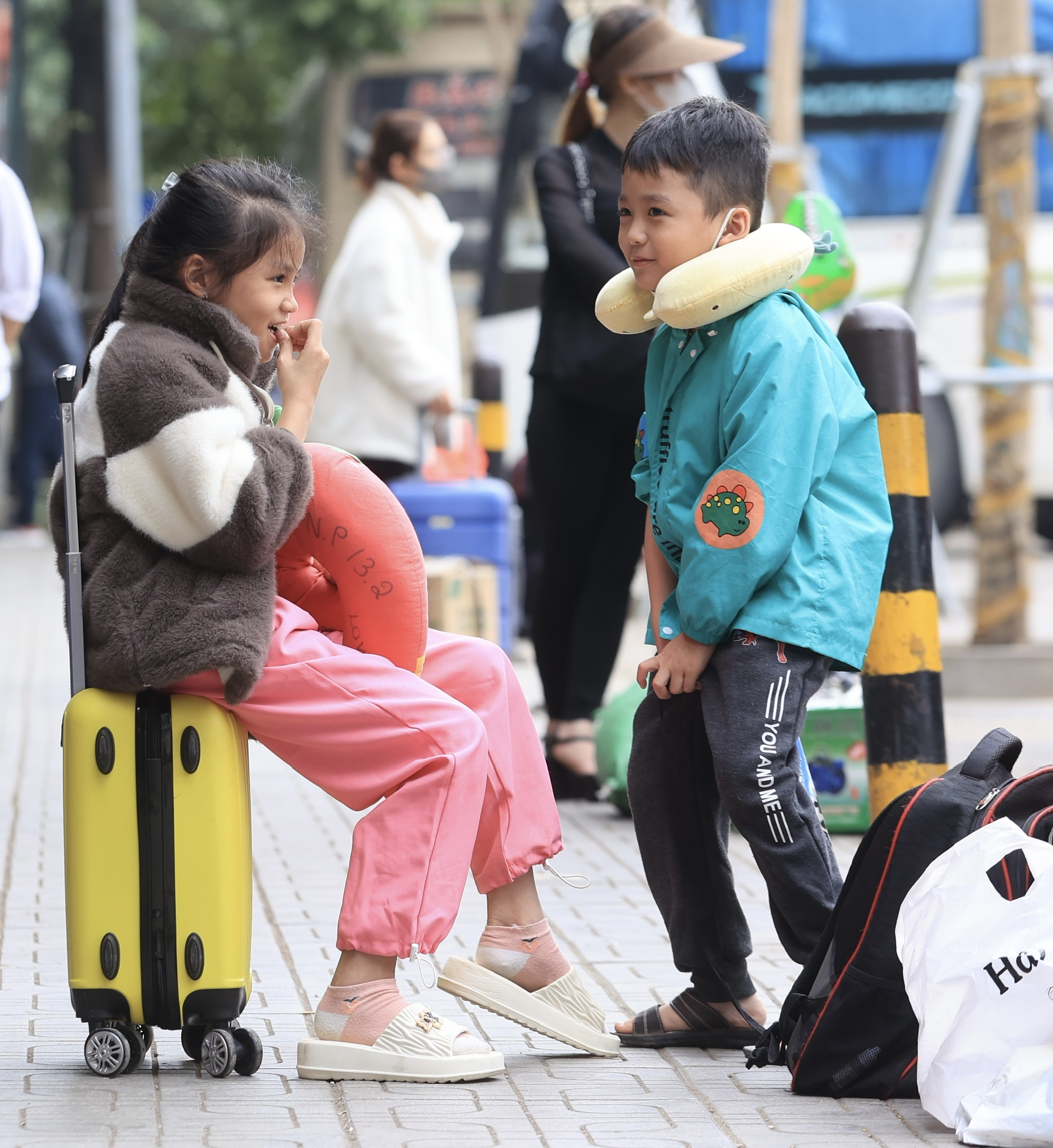 Người d&acirc;n lỉnh kỉnh đồ đạc trở lại Thủ đ&ocirc; ng&agrave;y cuối kỳ nghỉ tết Nguy&ecirc;n đ&aacute;n- Ảnh 6.