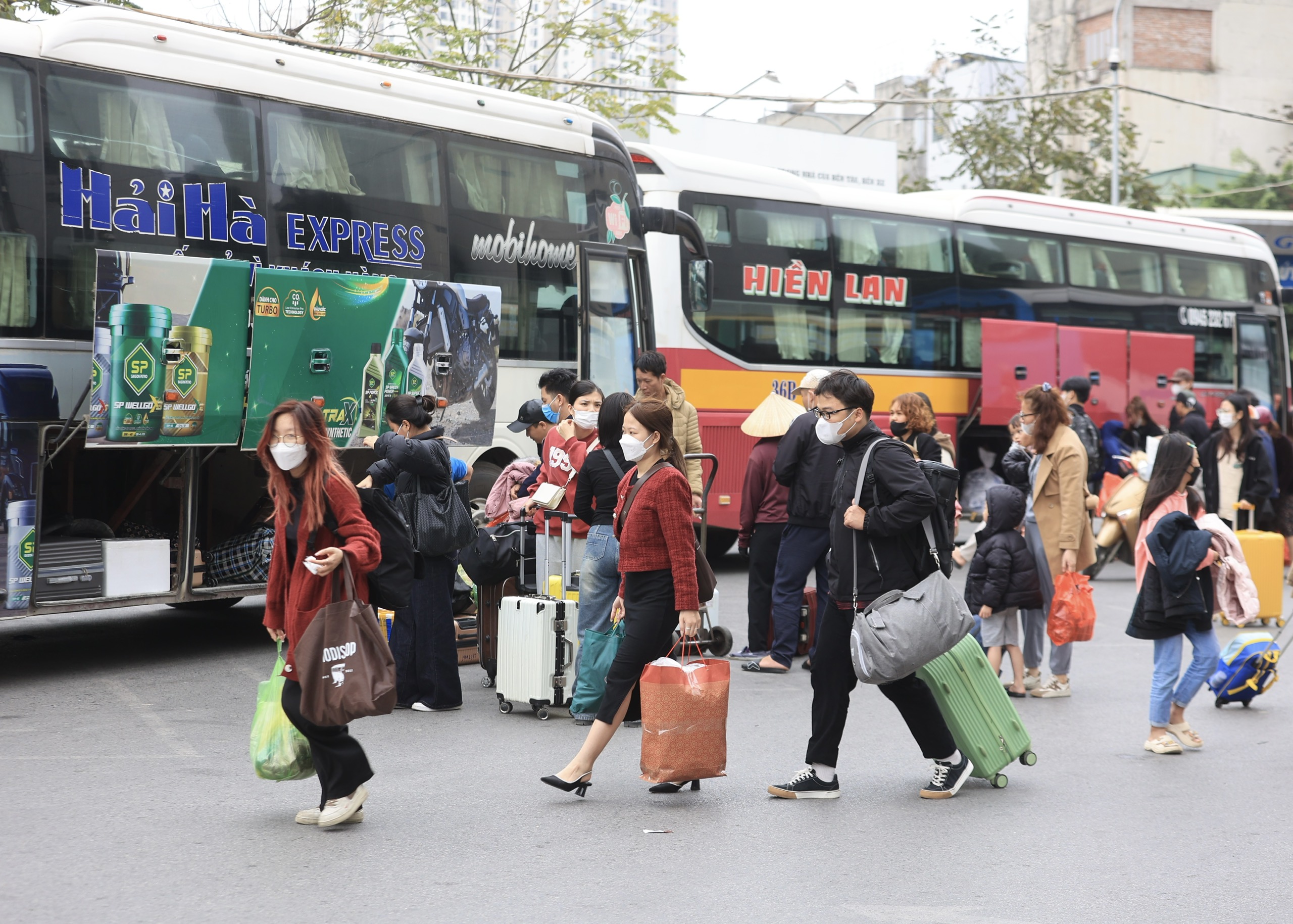 Người d&acirc;n lỉnh kỉnh đồ đạc trở lại Thủ đ&ocirc; ng&agrave;y cuối kỳ nghỉ tết Nguy&ecirc;n đ&aacute;n- Ảnh 8.