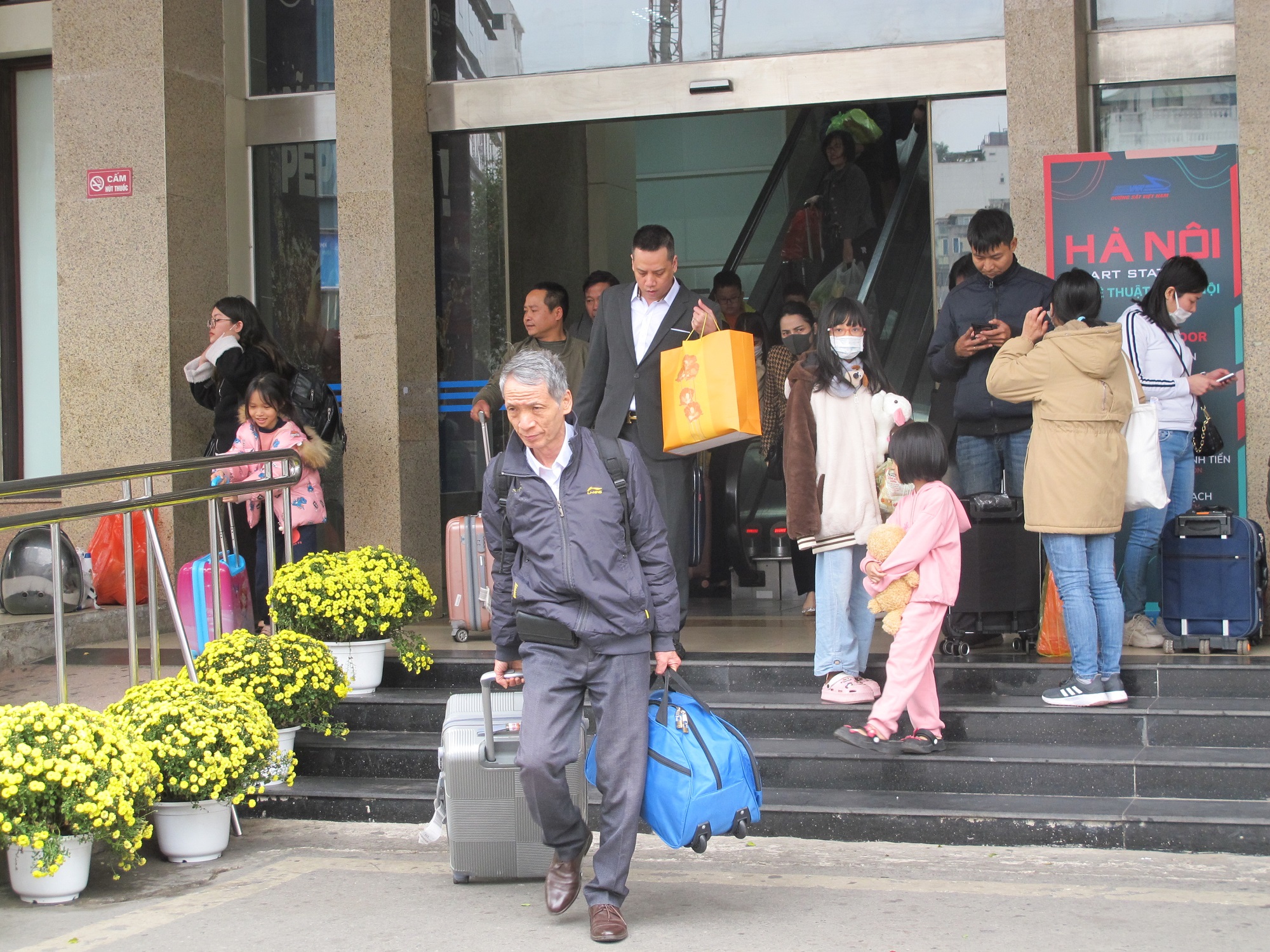 T&agrave;u thống nhất đưa kh&aacute;ch về Thủ đ&ocirc; ng&agrave;y cuối nghỉ Tết, ga H&agrave; Nội nườm nượp kh&aacute;ch- Ảnh 1.