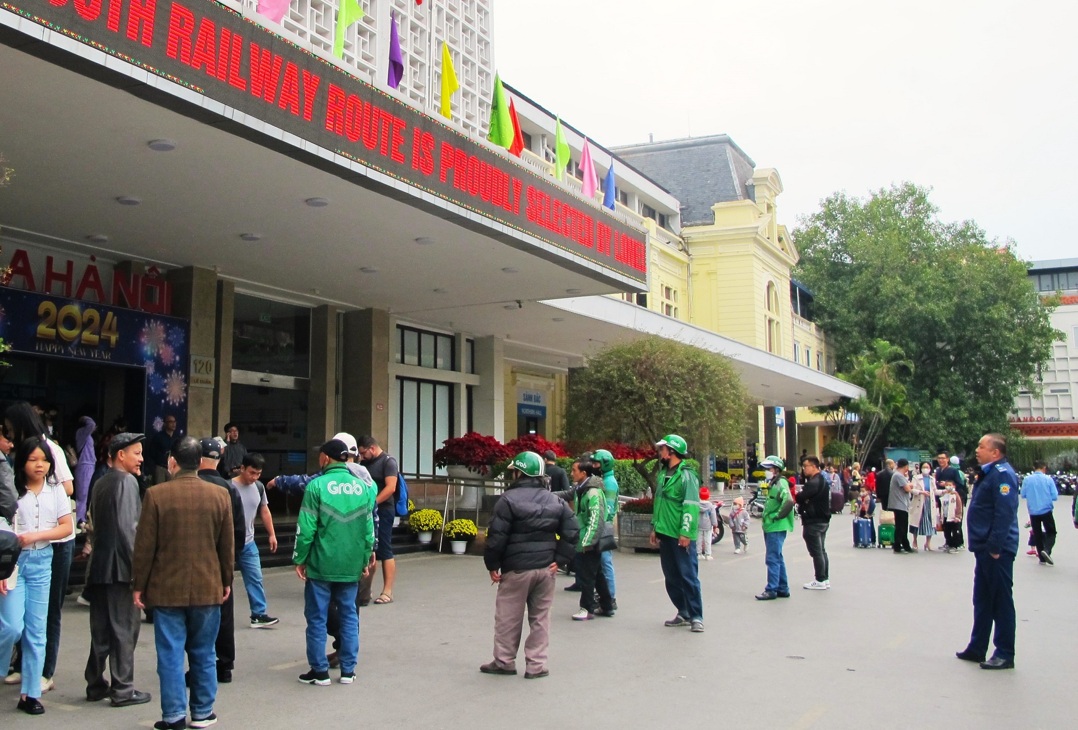 T&agrave;u thống nhất đưa kh&aacute;ch về Thủ đ&ocirc; ng&agrave;y cuối nghỉ Tết, ga H&agrave; Nội nườm nượp kh&aacute;ch- Ảnh 2.