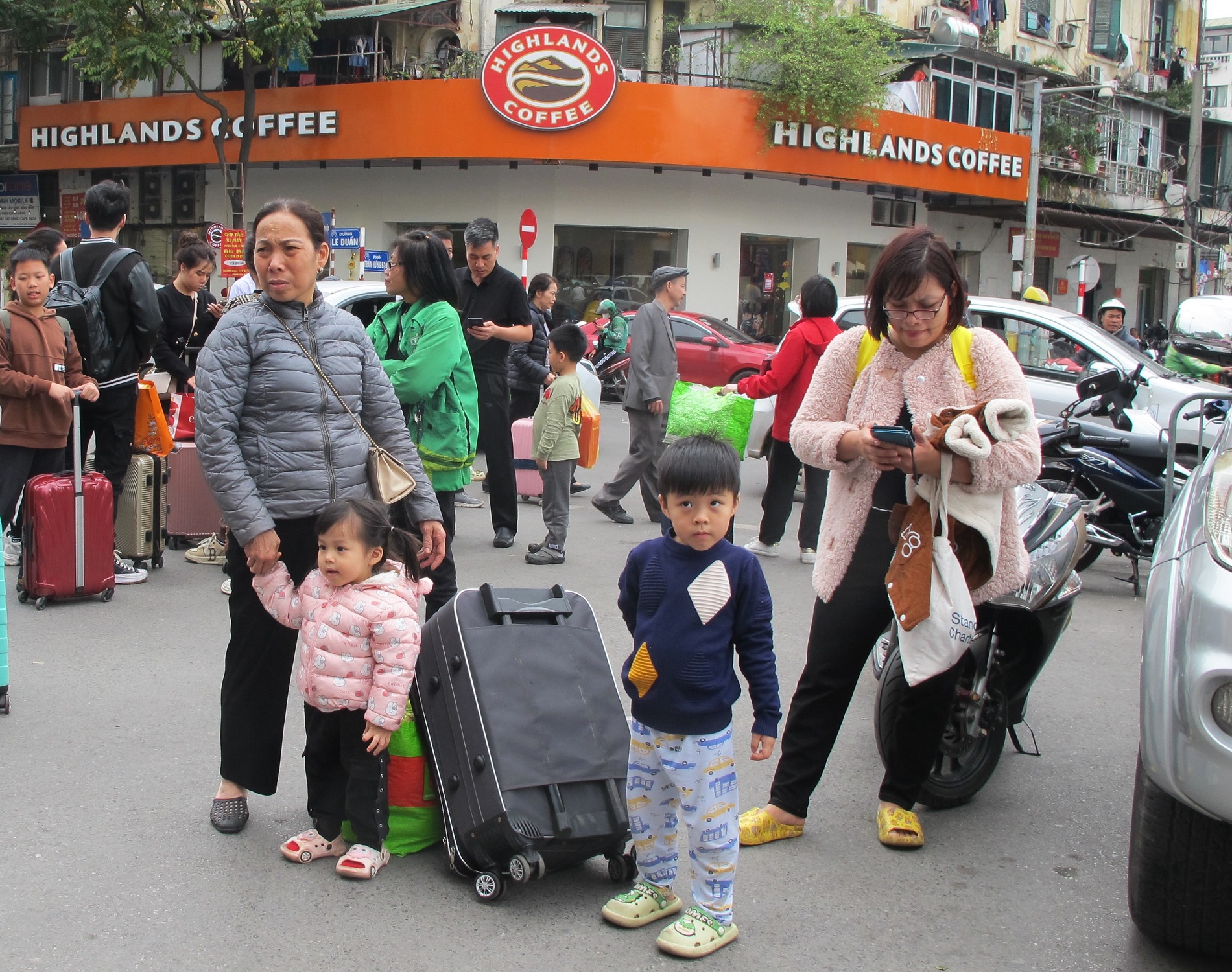 T&agrave;u thống nhất đưa kh&aacute;ch về Thủ đ&ocirc; ng&agrave;y cuối nghỉ Tết, ga H&agrave; Nội nườm nượp kh&aacute;ch- Ảnh 4.