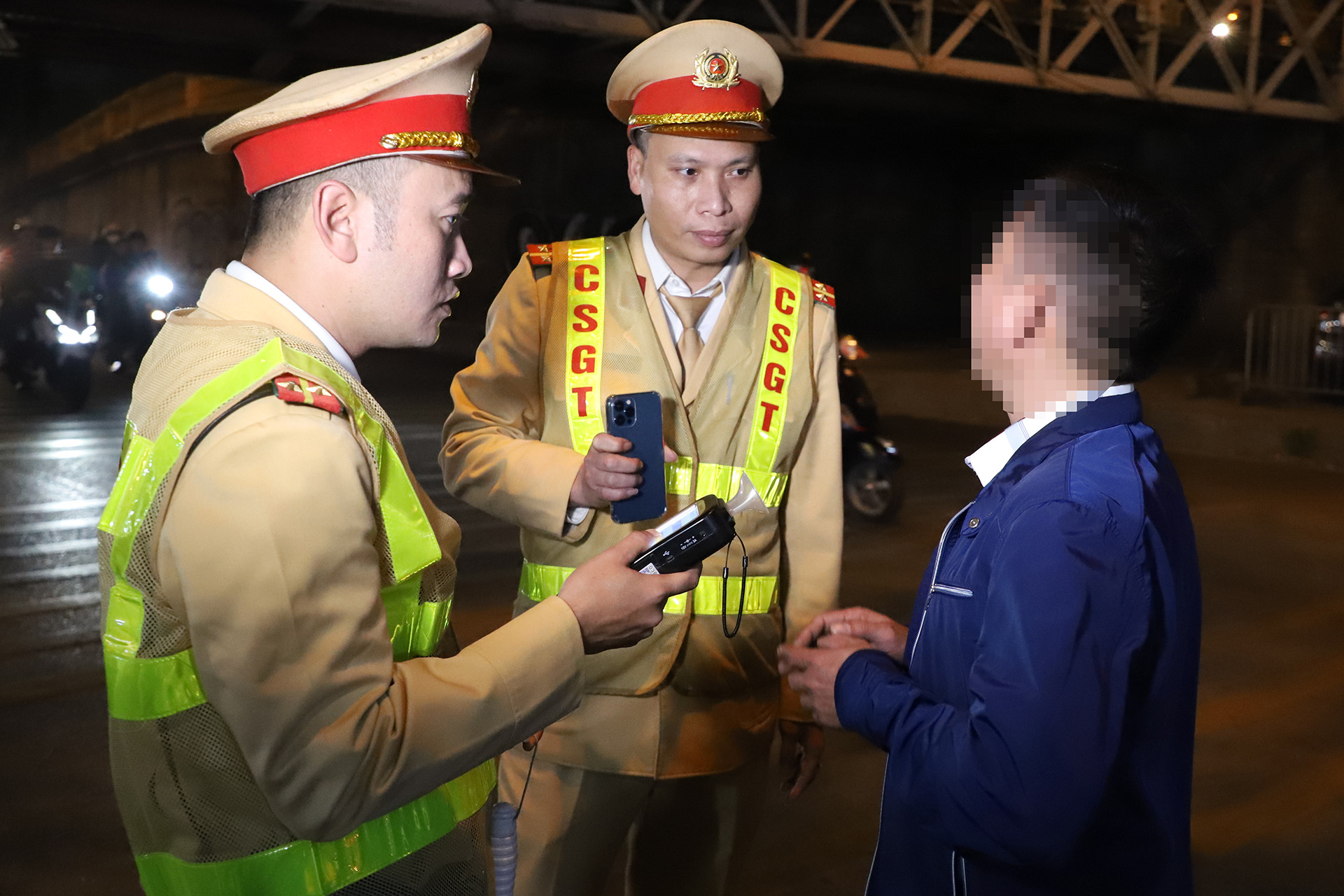 Nhiều t&agrave;i xế bị phạt kịch khung nồng độ cồn trong đ&ecirc;m m&ugrave;ng 4 Tết- Ảnh 2.