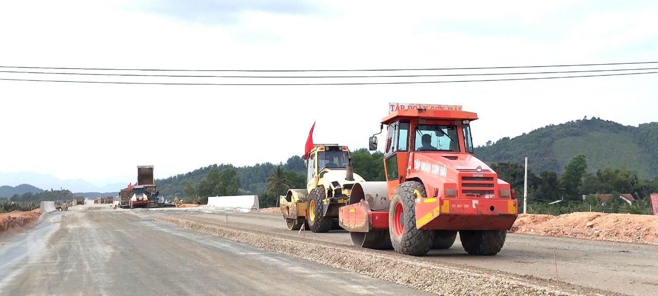 C&ocirc;ng trường cao tốc V&acirc;n Phong - Nha Trang hối hả thi c&ocirc;ng đầu Xu&acirc;n- Ảnh 11.