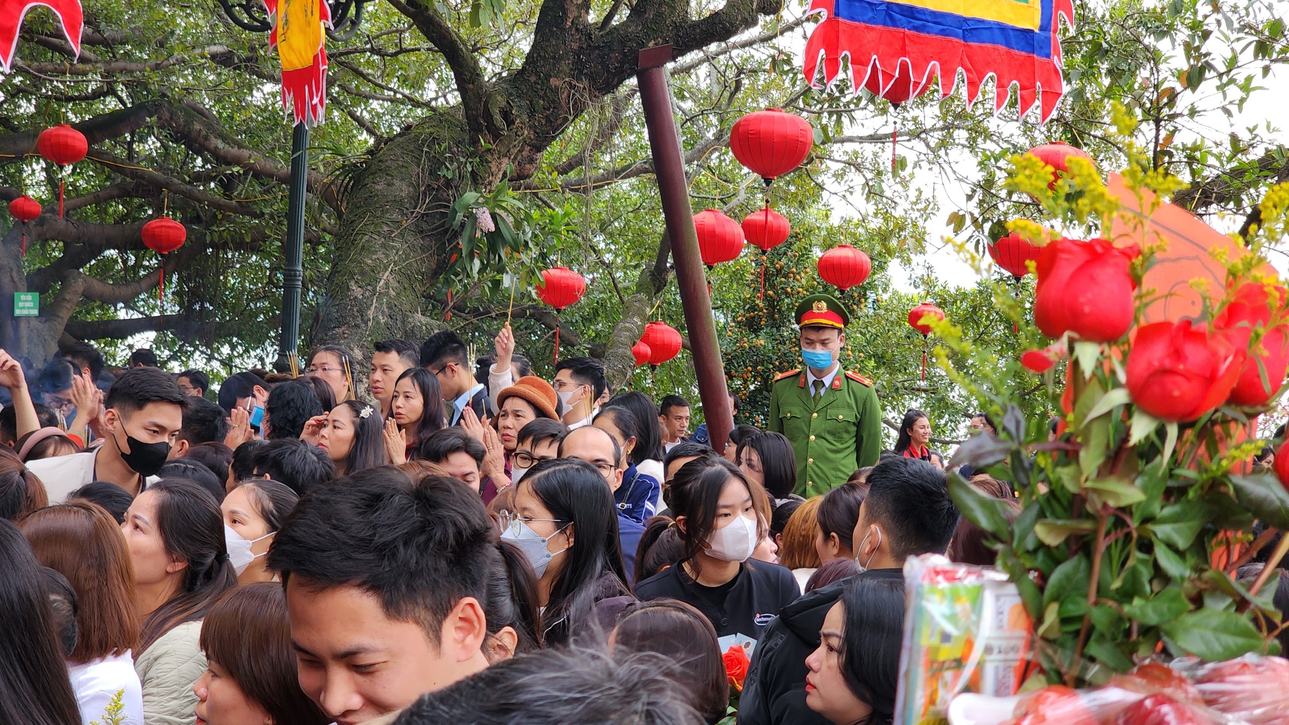 D&ograve;ng người nh&iacute;ch từng bước v&agrave;o phủ T&acirc;y Hồ d&acirc;ng lễ, c&ocirc;ng an nỗ lực điều tiết- Ảnh 9.